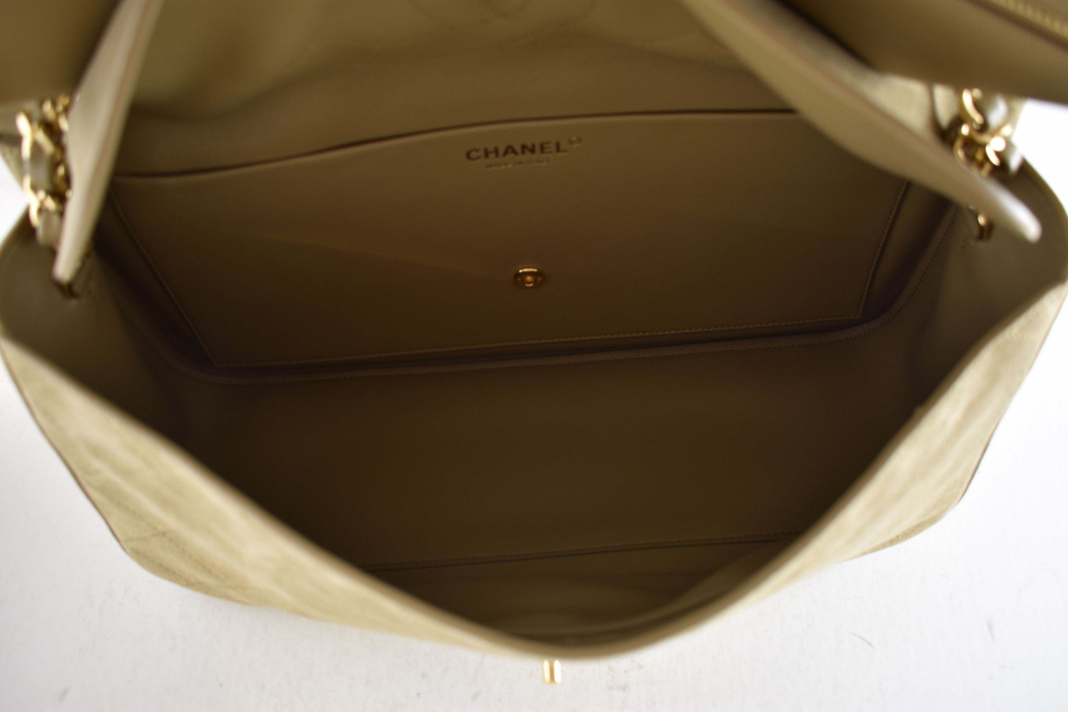 Chanel 26S Maxi Souplissimo Medium Jumbo Suede CC Logo Flap Bag Size ONE SIZE - 21 Thumbnail