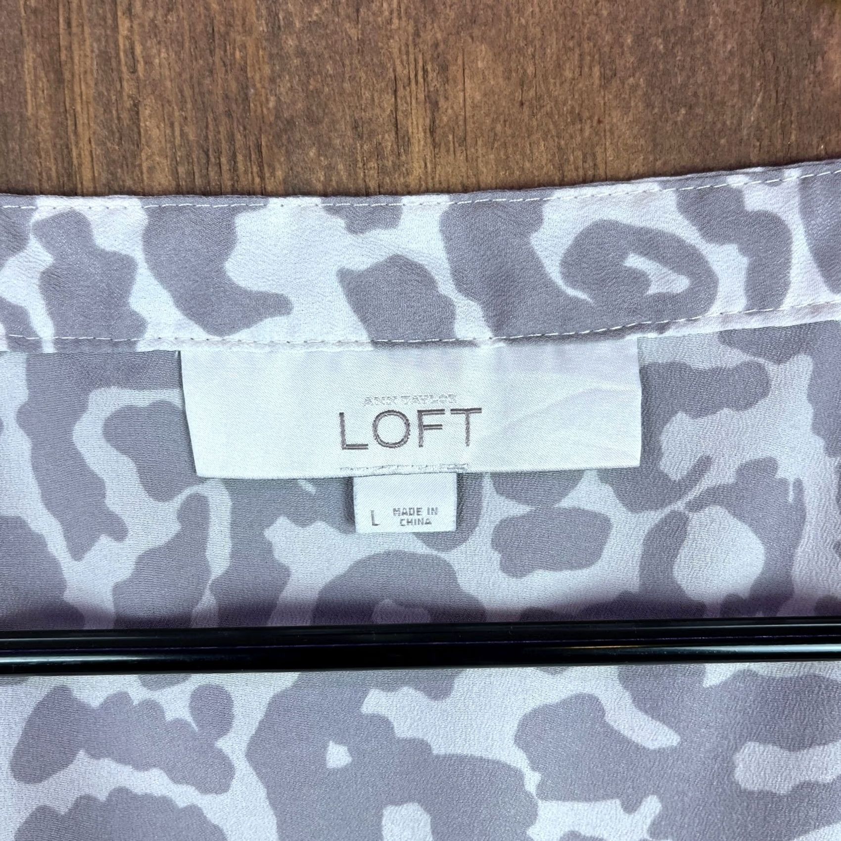 Loft LOFT Ann Taylor Womens Blouse Animal Print Henley Elastic Hem Large Gray Beige Cap Sleeve Shirt Womens L 100% Polyester Casual Workwear Formal Size L / US 10 / IT 46 - 6 Thumbnail
