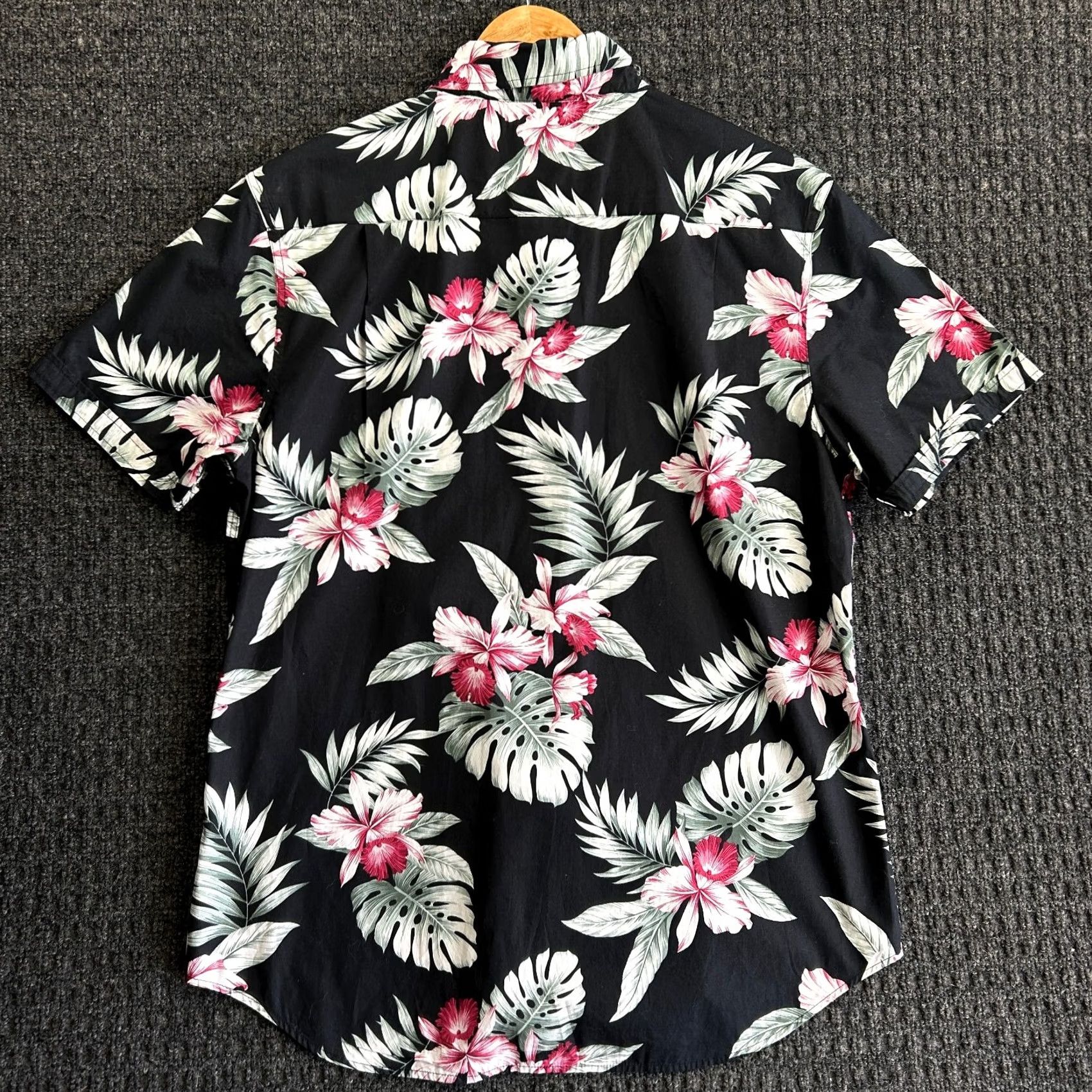Vintage VINTAGE 7 Diamonds Mens Short Sleeve Button Down Shirt L Hawaiian Black Flowers Shirt, Floral, Beach, Hawaiian, 7 Diamonds, Casual, Vintage, Mens Size US L / EU 52-54 / 3 - 6 Thumbnail