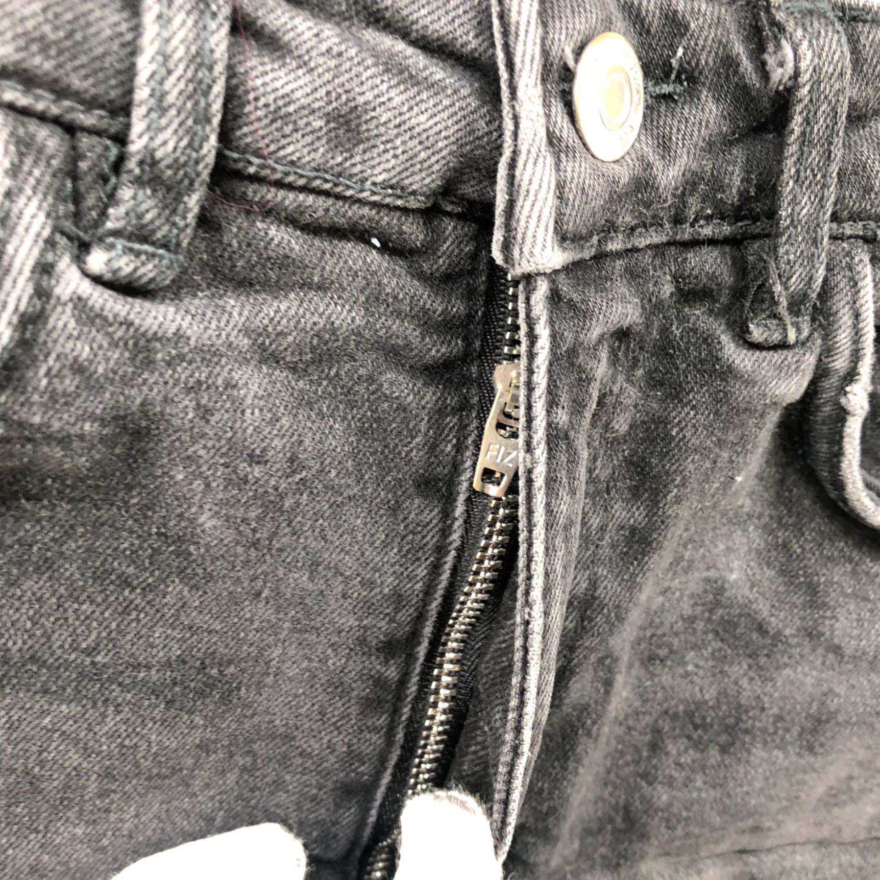 Zara VINTAGE? No — Zara High Rise Denim Jean Shorts Womens Size 2 Black Wash Cutoff Frayed Stretch Denim Shorts Size 26" / US 2 / IT 38 - 4 Thumbnail