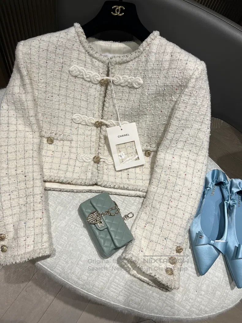 Chanel Chanel 25a white buckle jacket Size XS / US 0-2 / IT 36-38 - 1 Thumbnail