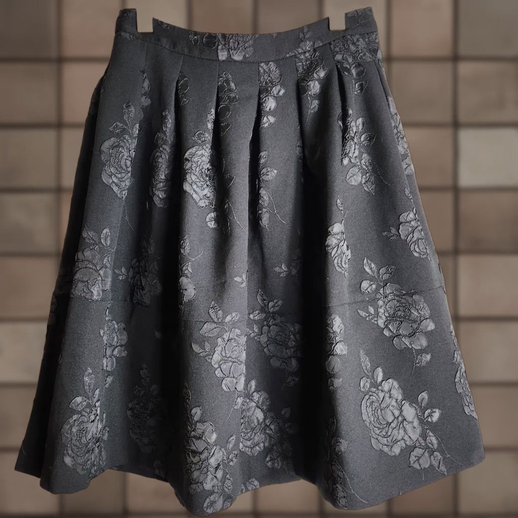 Vintage ELLE Skirt Women Knee Length Black Pleated Rose Applique Full Zip Polyester 6 City Floral Retro 90s Womens Size 28" / US 6 / IT 42 - 1 Thumbnail