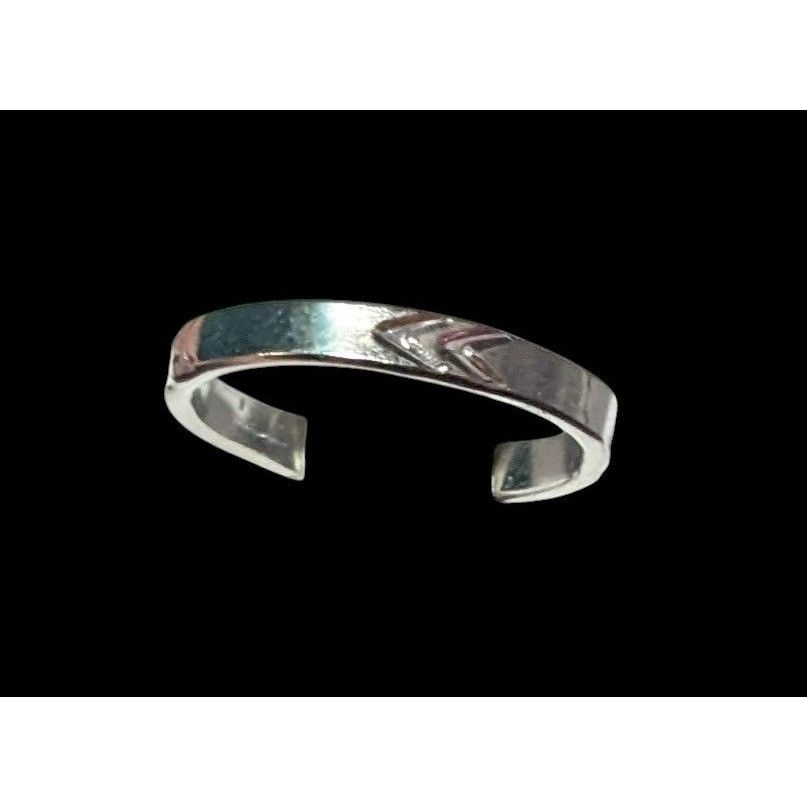 Other Simple Silver Tone Arrow Pattern Stamped Ring Size 6 1/2 Size ONE SIZE - 6 Thumbnail