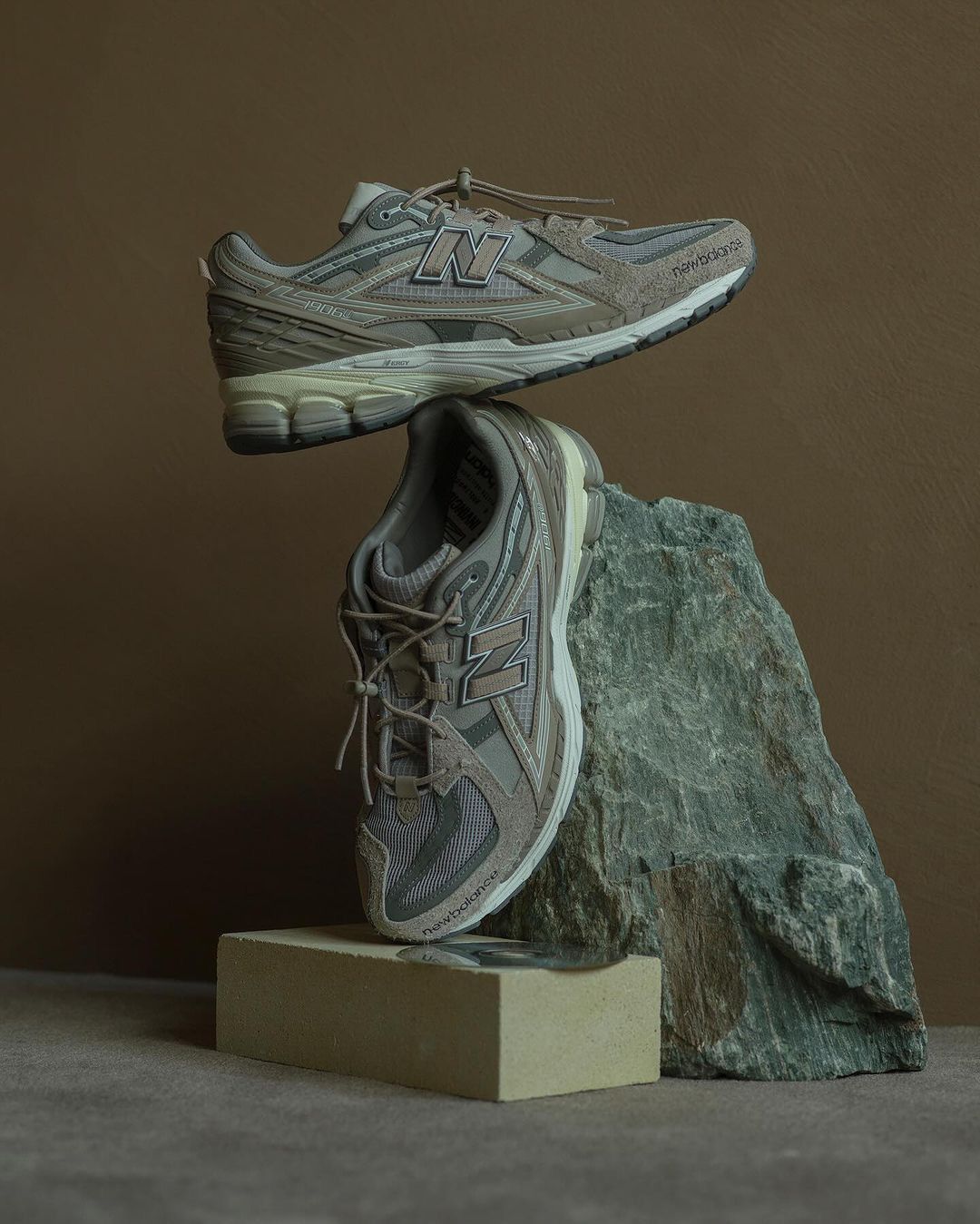 スニーカー New Balance 1906N N.Hoolywood x INVINCIBLE Moonrock Invincible x N. Hoolywood x New Balance 1906U Releases July 2024