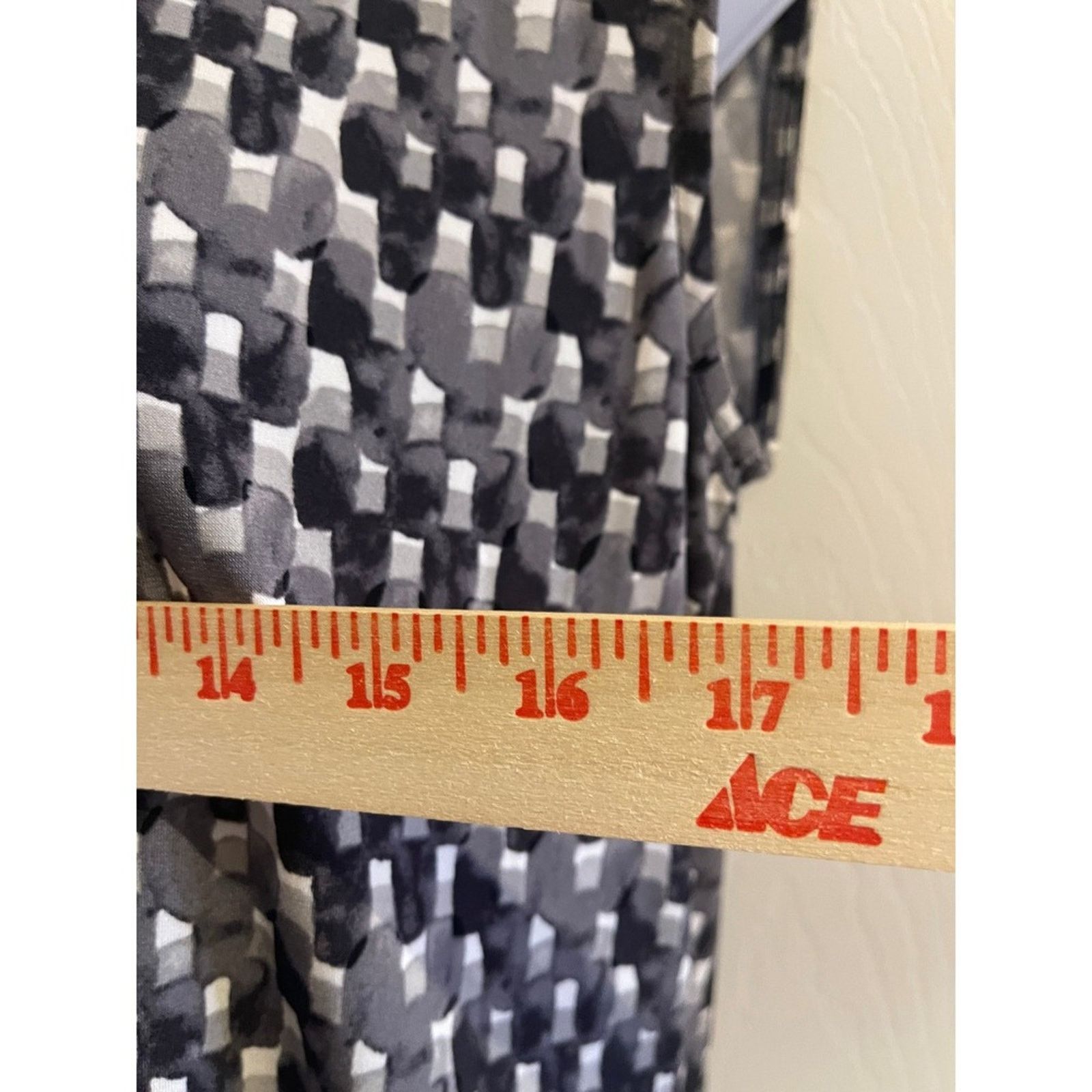 Liz Claiborne Liz Claiborne Gray Black Geometric Mosaic Striped Top Sz M Size M / US 6-8 / IT 42-44 - 6 Thumbnail