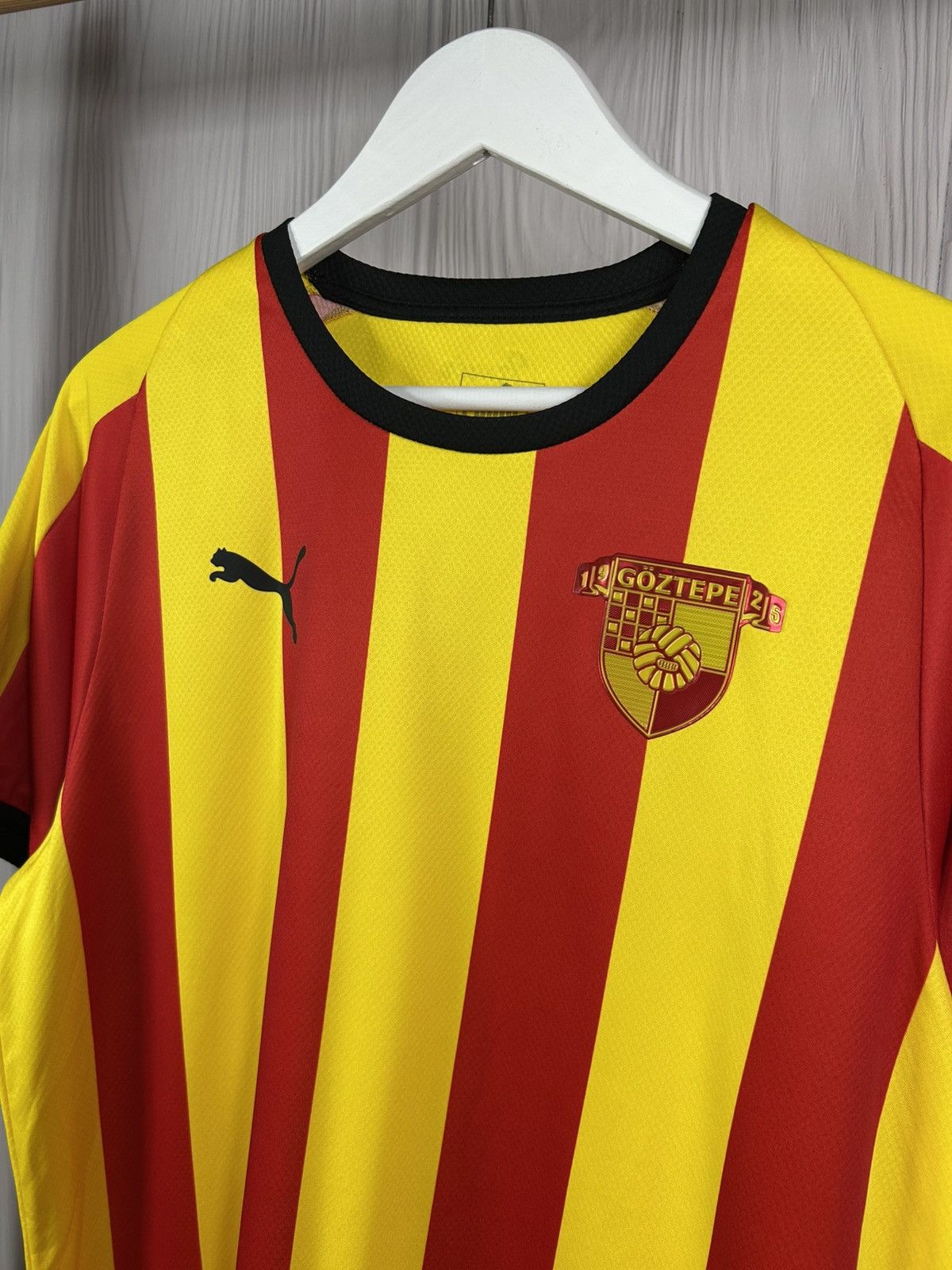 Puma Puma Goztepe Home 2019/20 Football Shirt Soccer Jersey Sz L Size US L / EU 52-54 / 3 - 3 Thumbnail