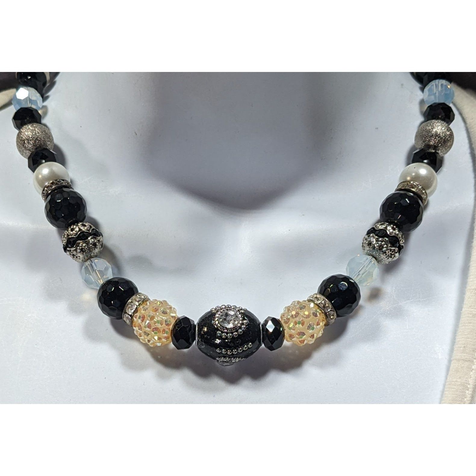 Handmade Handmade Glam Goth Black And White Beaded Necklace Size ONE SIZE - 2 Thumbnail