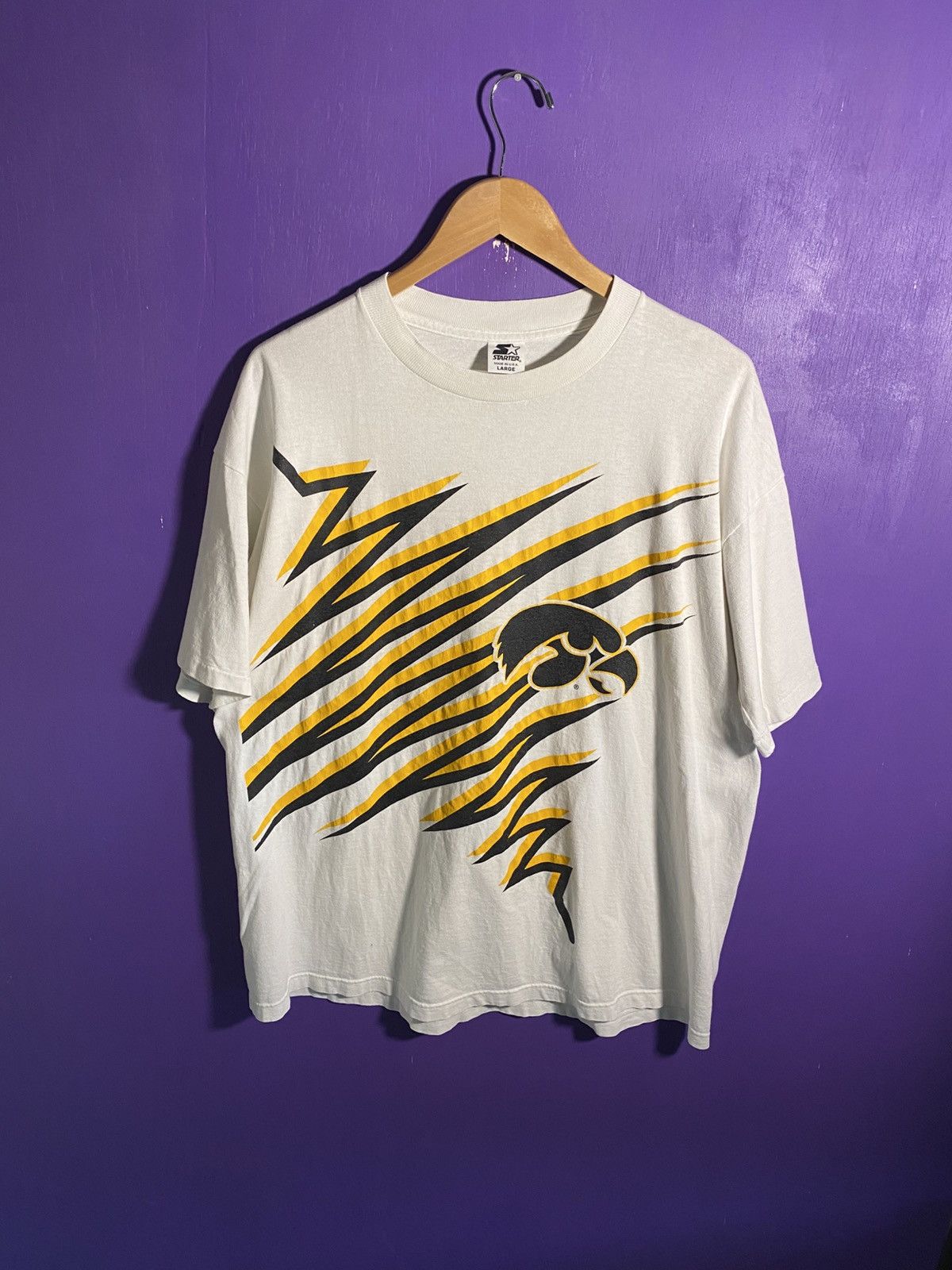 Starter Vintage 90s Starter Iowa Hawkeyes shockwave t-shirt Size US L / EU 52-54 / 3 - 1 Thumbnail