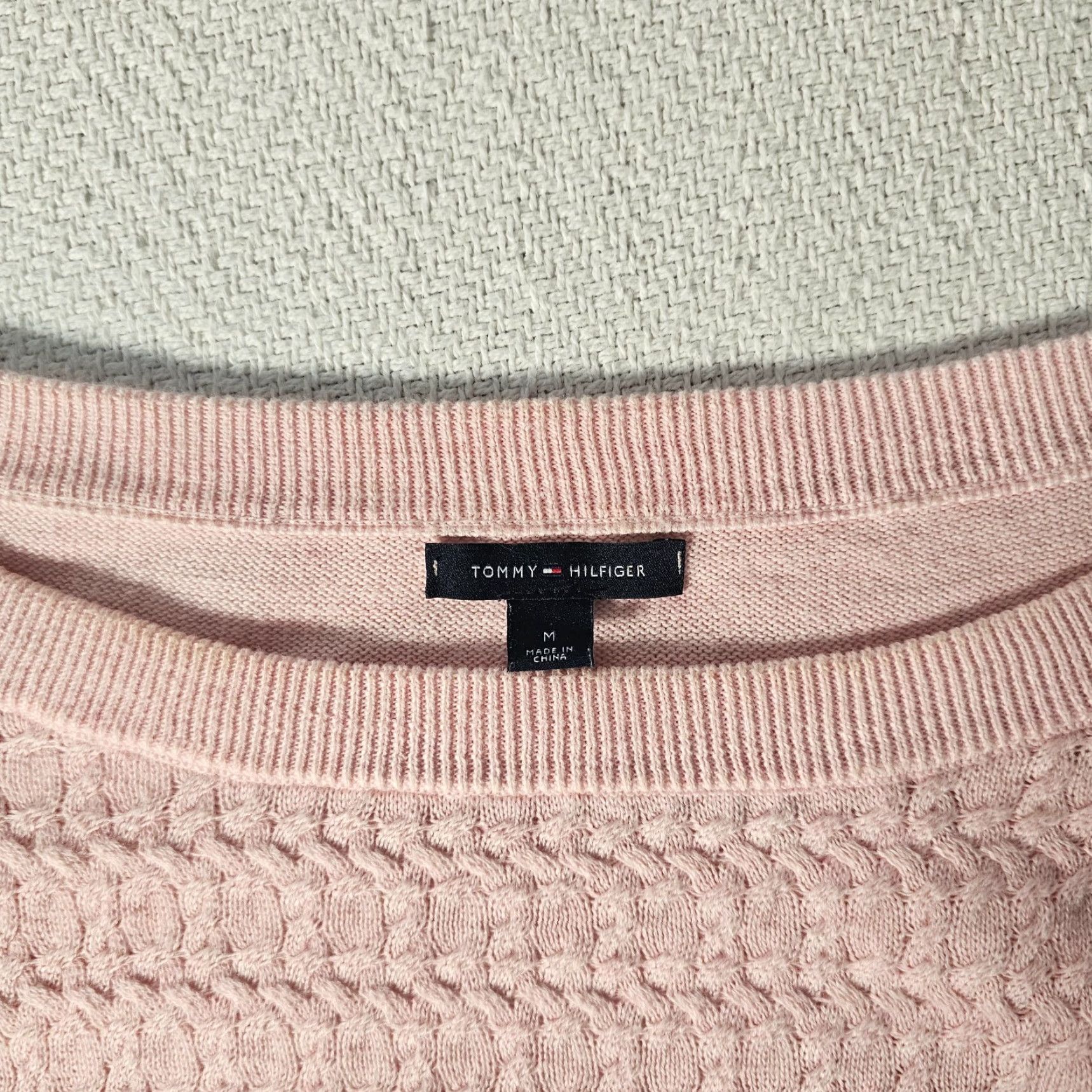 Tommy Hilfiger VINTAGE Tommy Hilfiger Sweater Women’s Medium Pink Pullover Casual Preppy Long Sleeve Knit Button Accents Size M / US 6-8 / IT 42-44 - 7 Thumbnail