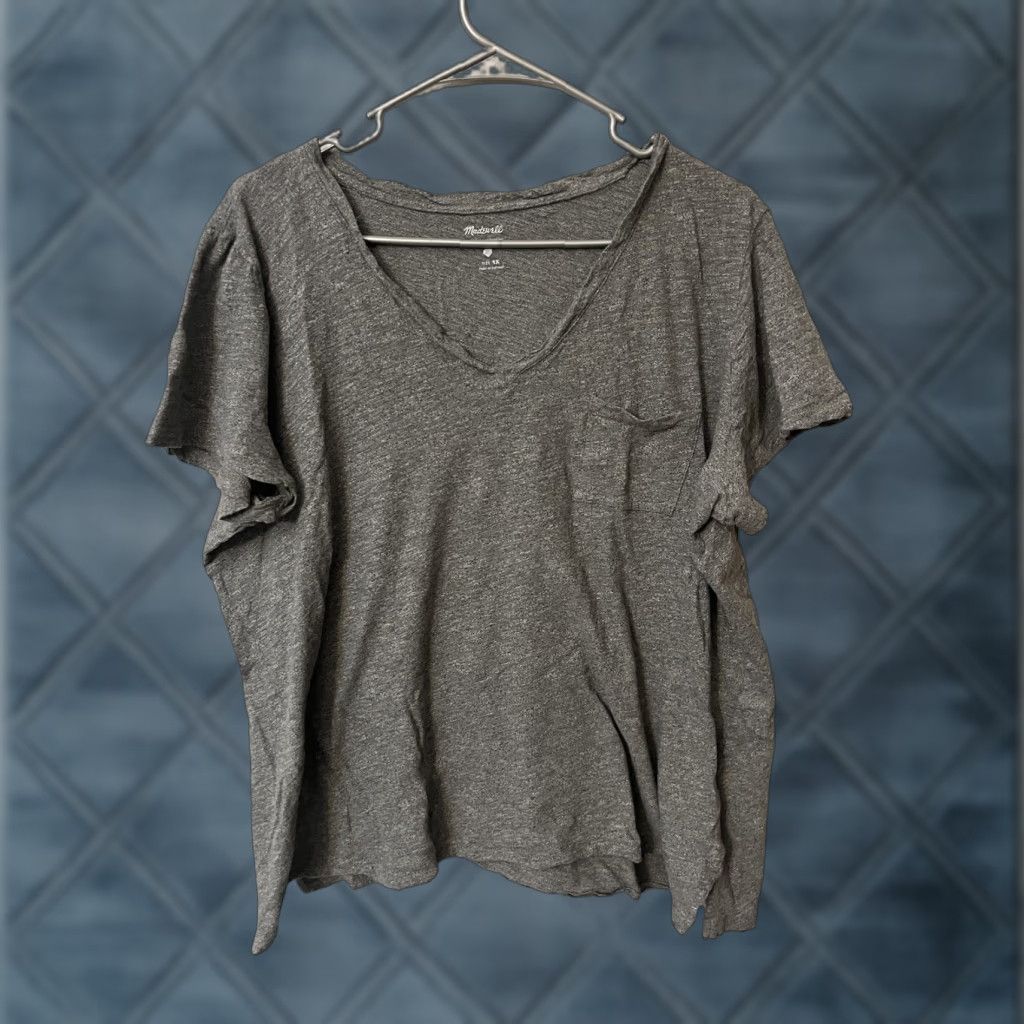 Madewell Madewell Tee T-Shirt Women Gray Solid V Neck 1X Short Sleeve Shirt, Plus Size, 1X, Gray, V-Neck, Basic, Pockets, Women Size XL / US 12-14 / IT 48-50 - 1 Thumbnail