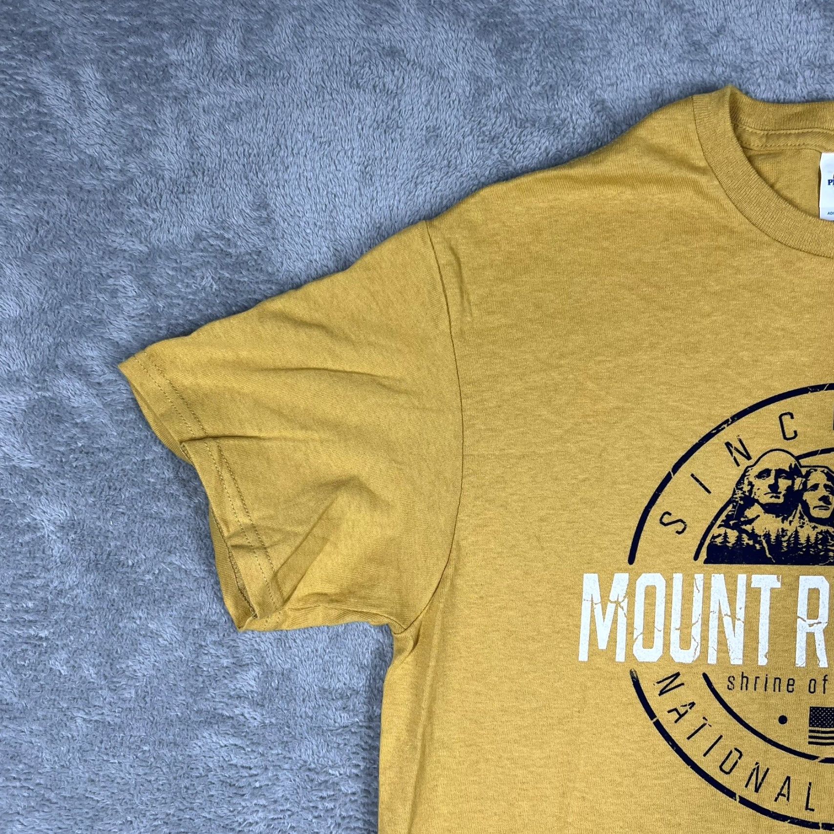 Delta Delta T-Shirt Mount Rushmore National Memorial Mustard Yellow Logo Graphic Print Crew Neck Short Sleeve Men M Yellow USA Shirt Size US M / EU 48-50 / 2 - 3 Thumbnail
