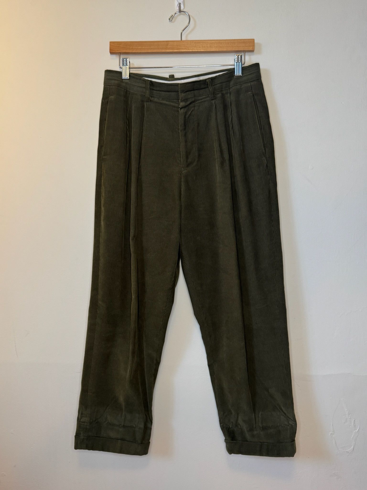 Olive Olive Brand Green Corduroy Pleated Trousers (30x25) Size US 30 / EU 46 - 1 Thumbnail