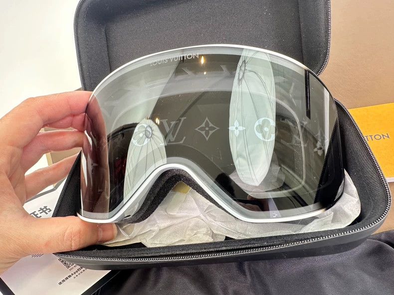 Louis Vuitton Louis Vuitton Ski goggles 2501-Nextarrow Size ONE SIZE - 8 Thumbnail