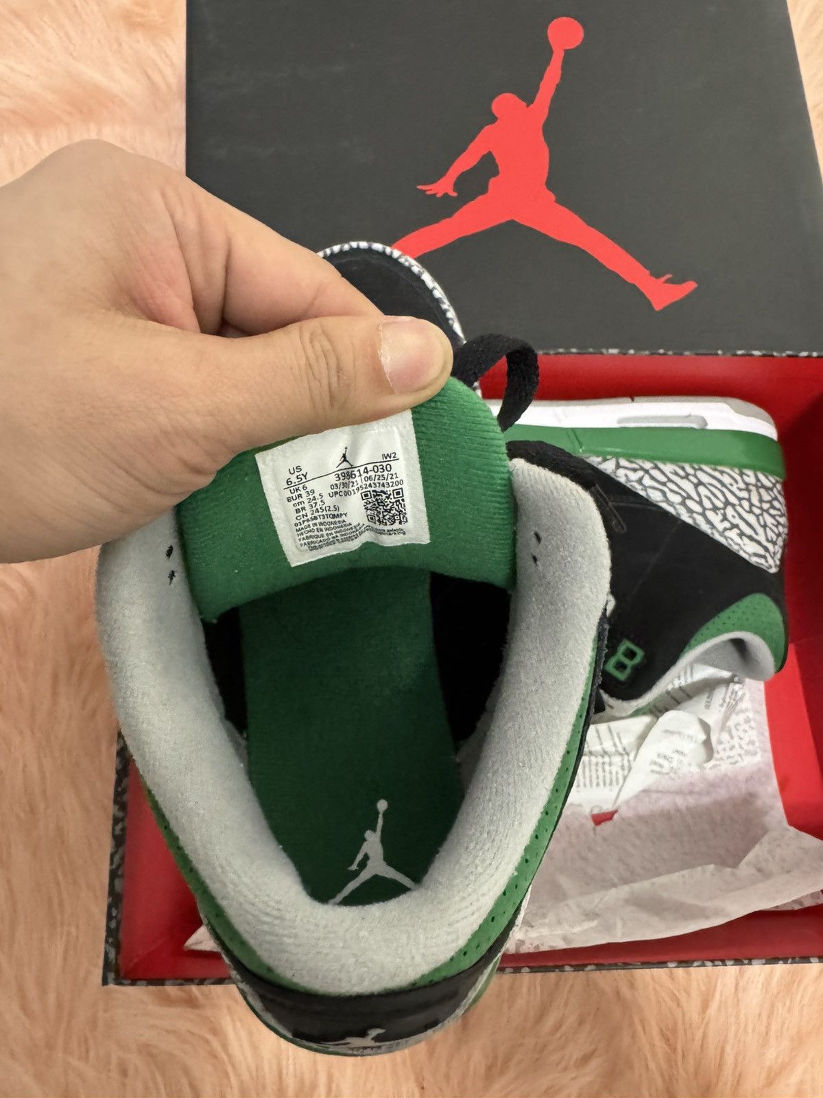 Jordan Brand Air Jordan 3 Retro (GS) Pine Green Size US 6.5 / EU 39-40 - 4 Thumbnail
