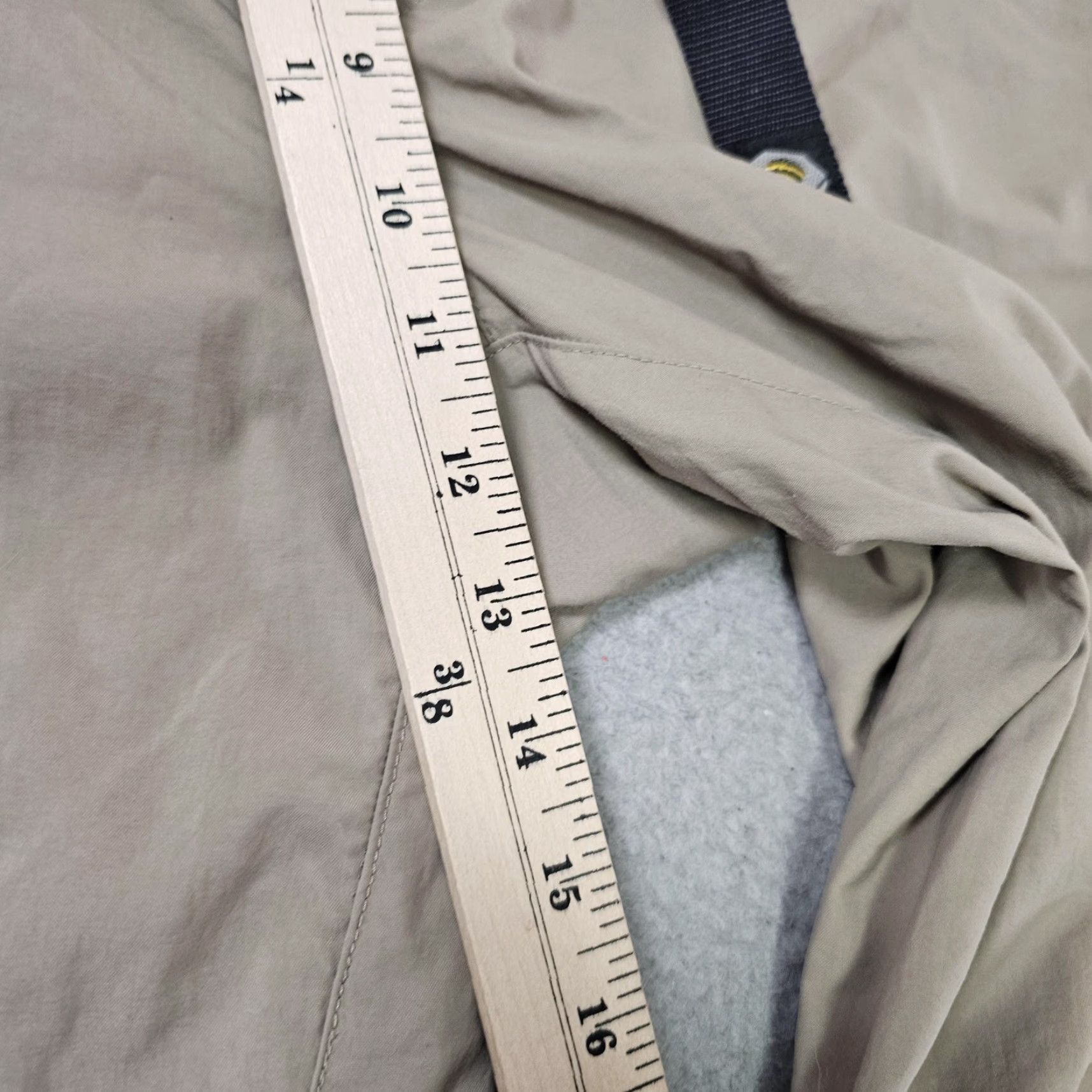 Mountain Hardwear Mountain Hardwear Mens Pants 2XL Beige Convertible Zip Off Cargo Hiking OM2192 Size US 39 - 5 Thumbnail