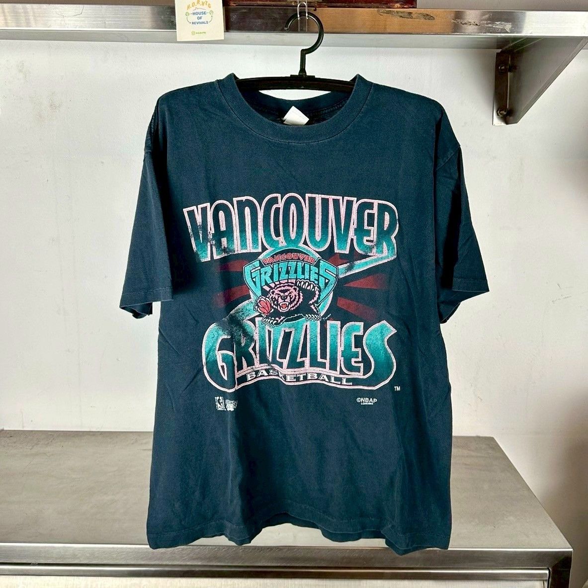 Logo 7 × NBA × Vintage Vintage 1994 Vancouver Grizzlies Basketball NBA XL T-shirt Size US XL / EU 56 / 4 - 1 Thumbnail