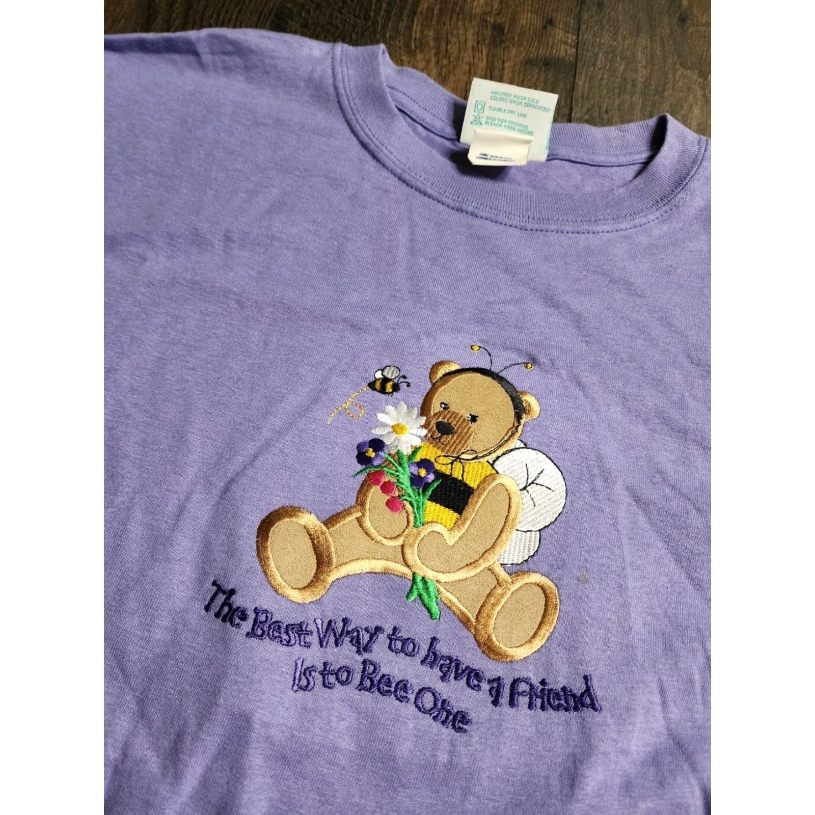 Vintage VINTAGE MC Energy Unisex Adults T-Shirt Short Sleeve Purple The Best Way To Bee A Friend Embroidered 90s Animal Theme Men’s Size L / US 10 / IT 46 - 6 Thumbnail