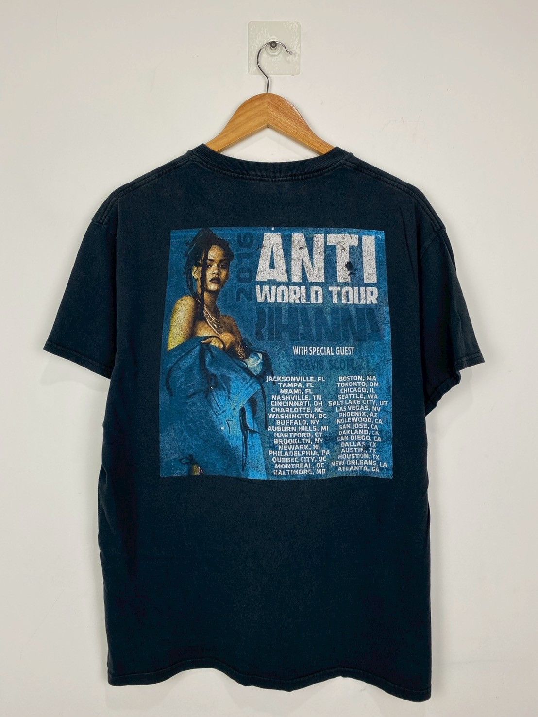 Rihanna Vintage Rihanna Anti-World Tour T-Shirts DO1281 Size US L / EU 52-54 / 3 - 4 Thumbnail