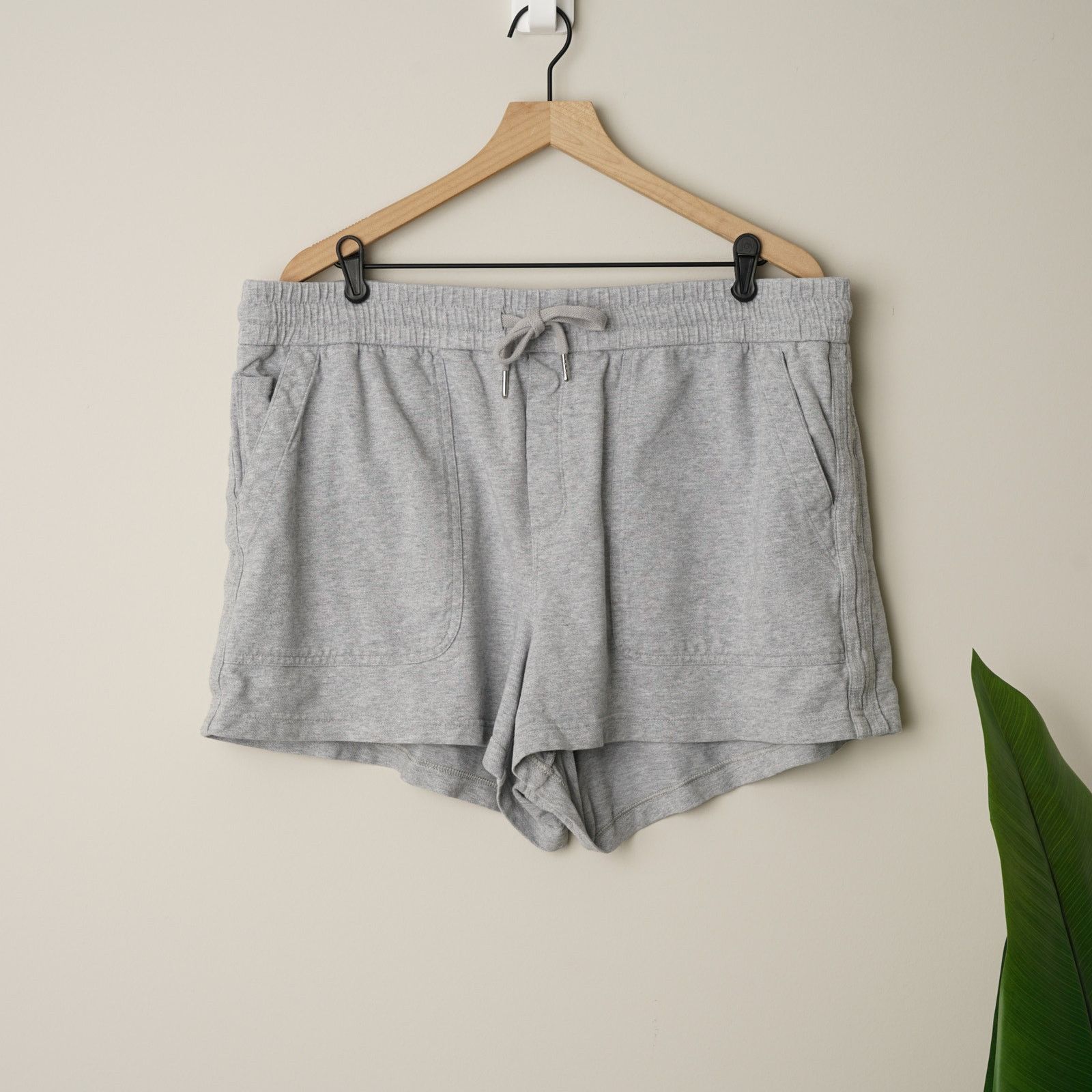 Athleta Athleta Farallon Heathered Short Gray Athleisure Cotton EUC Size 42" / US 20 - 2 Thumbnail