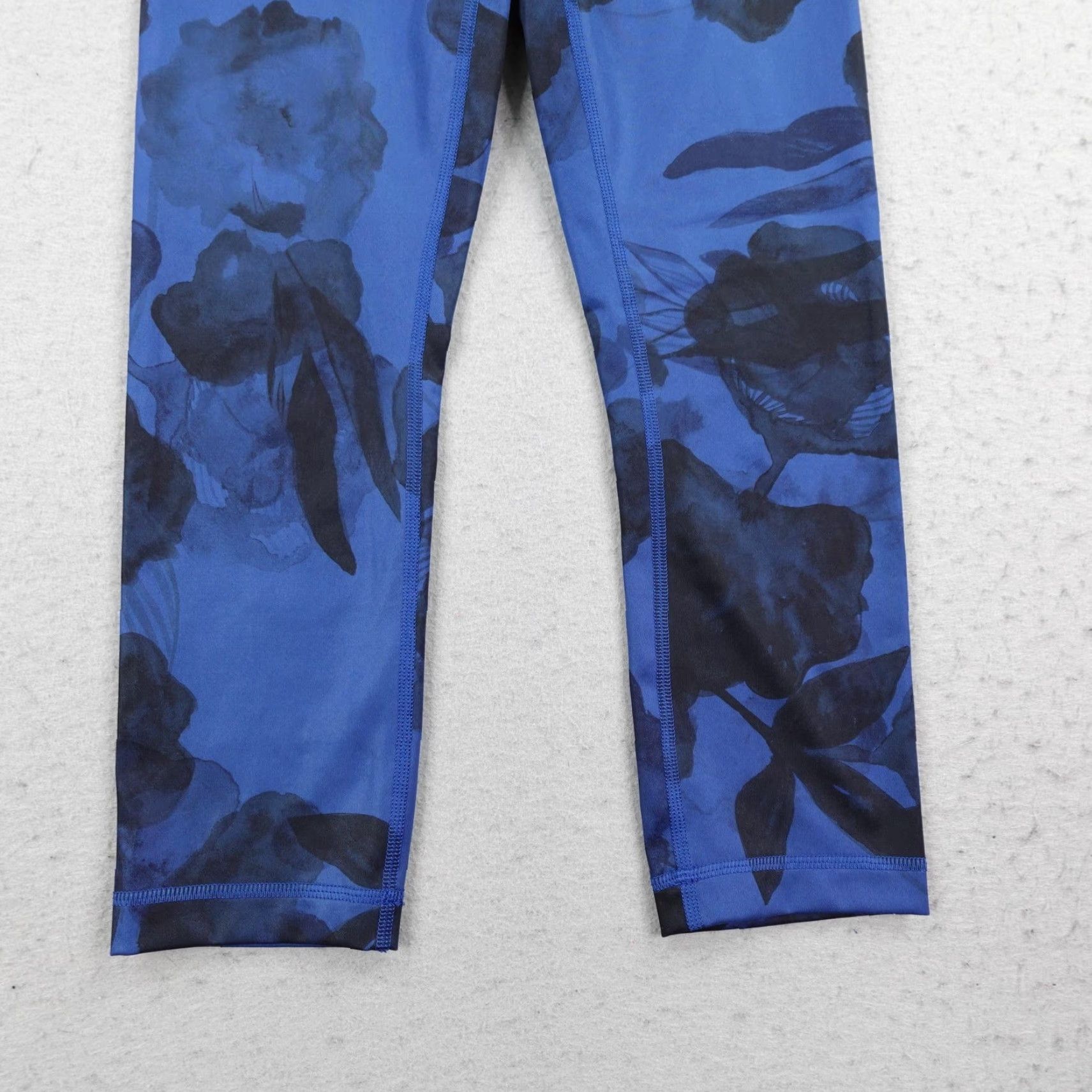 Lululemon Lululemon Leggings Womens 2 Blue Jumbo Inky Floral Wunder Under Crop II Yoga Size 26" / US 2 / IT 38 - 3 Thumbnail