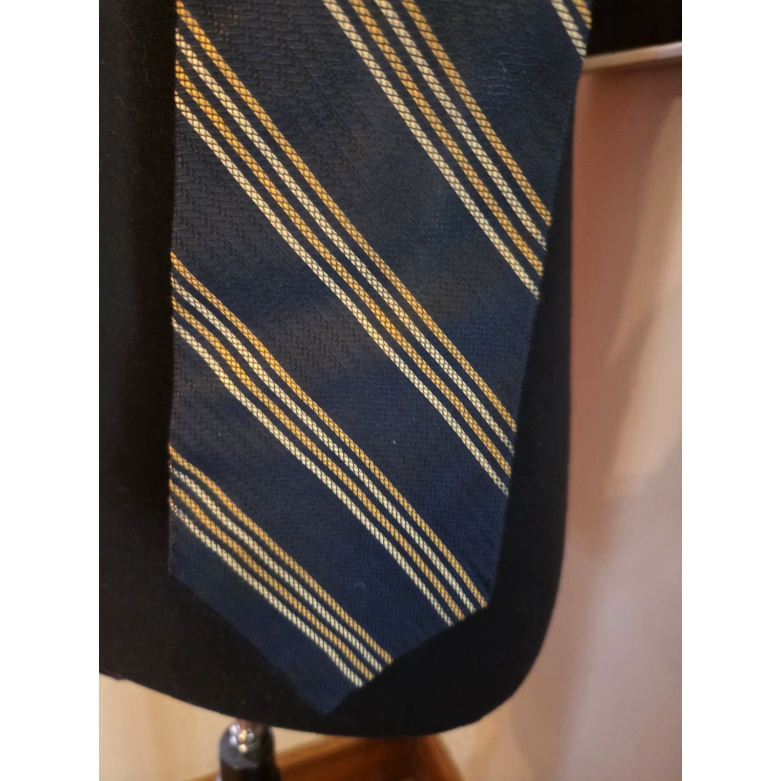 Jos. A. Bank Jos A Bank Corporate Collection Navy Blue Gold Striped Mens Neck Tie Silk Tie Size ONE SIZE - 3 Thumbnail