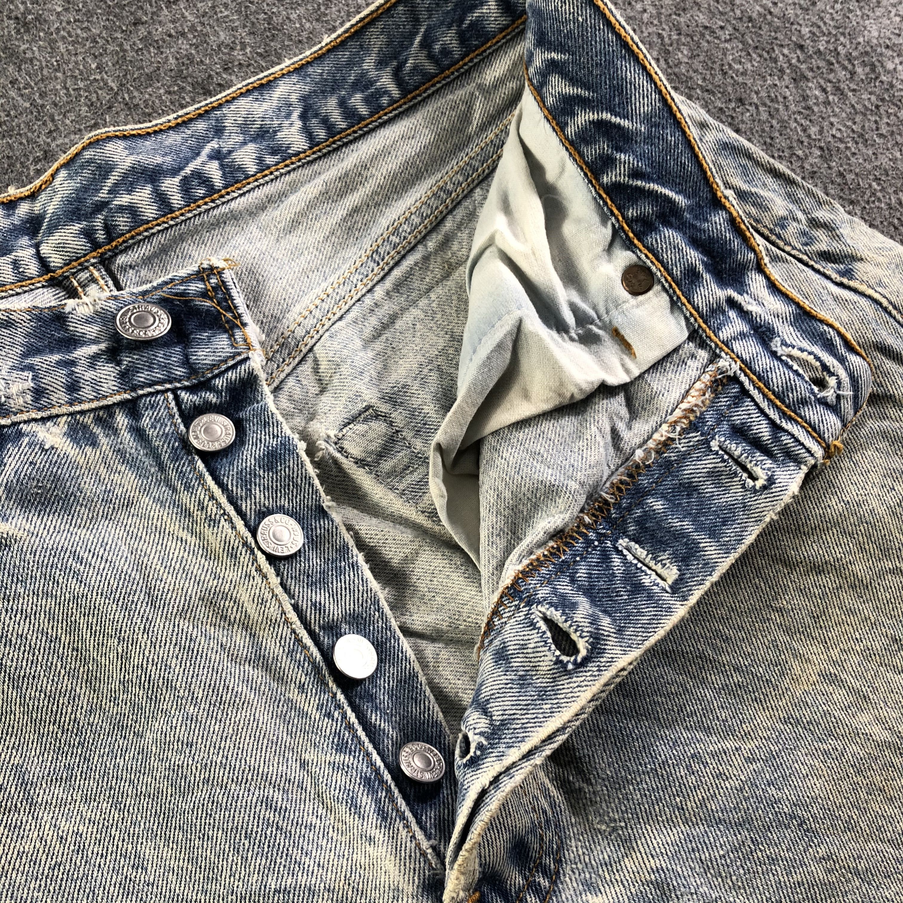 Levi's 90s Vintage Light Wash Levis 501 Jeans-J3875 Size US 31 - 9 Thumbnail