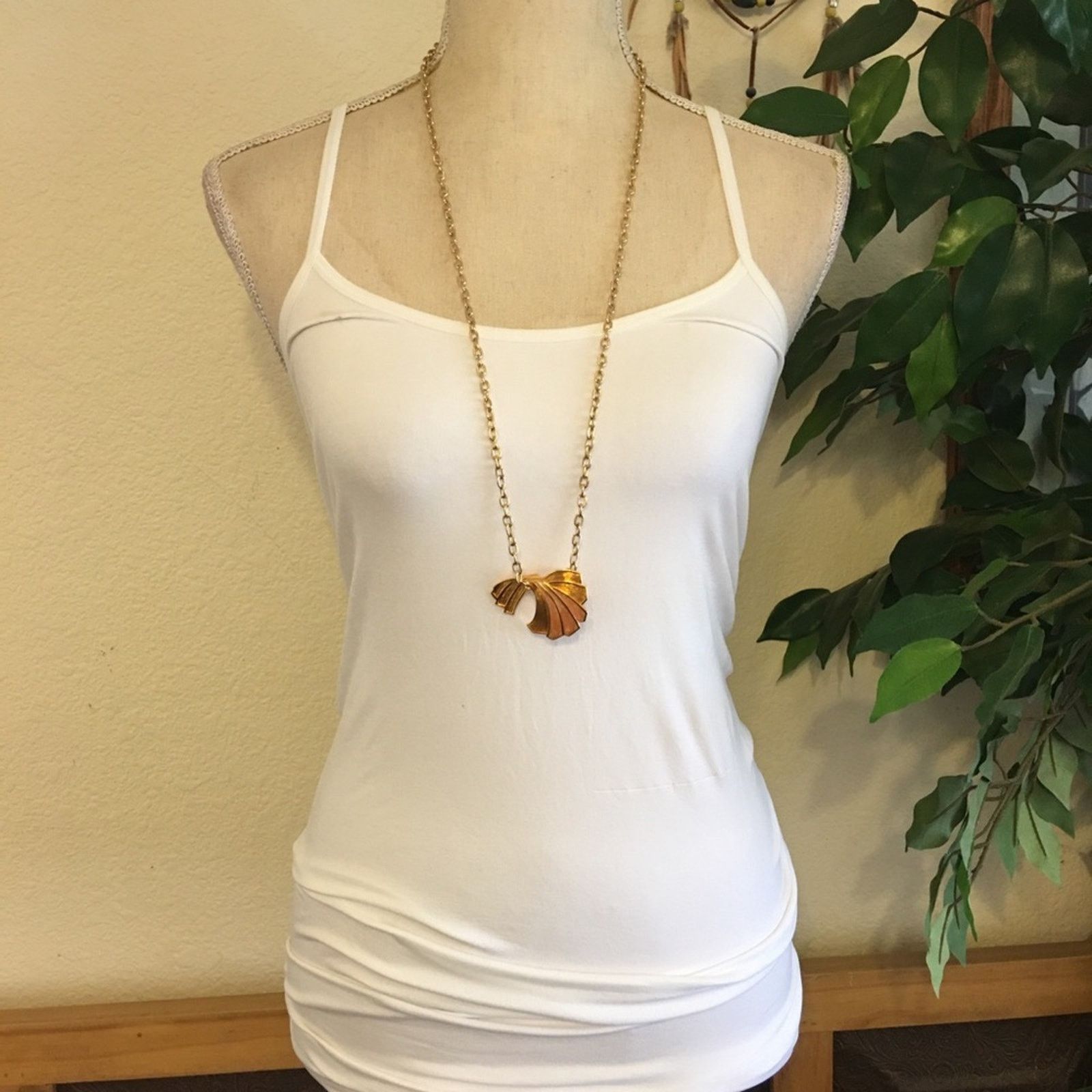 Vintage Vintage Avon enamel fan pendant gold link chain Size ONE SIZE - 4 Thumbnail