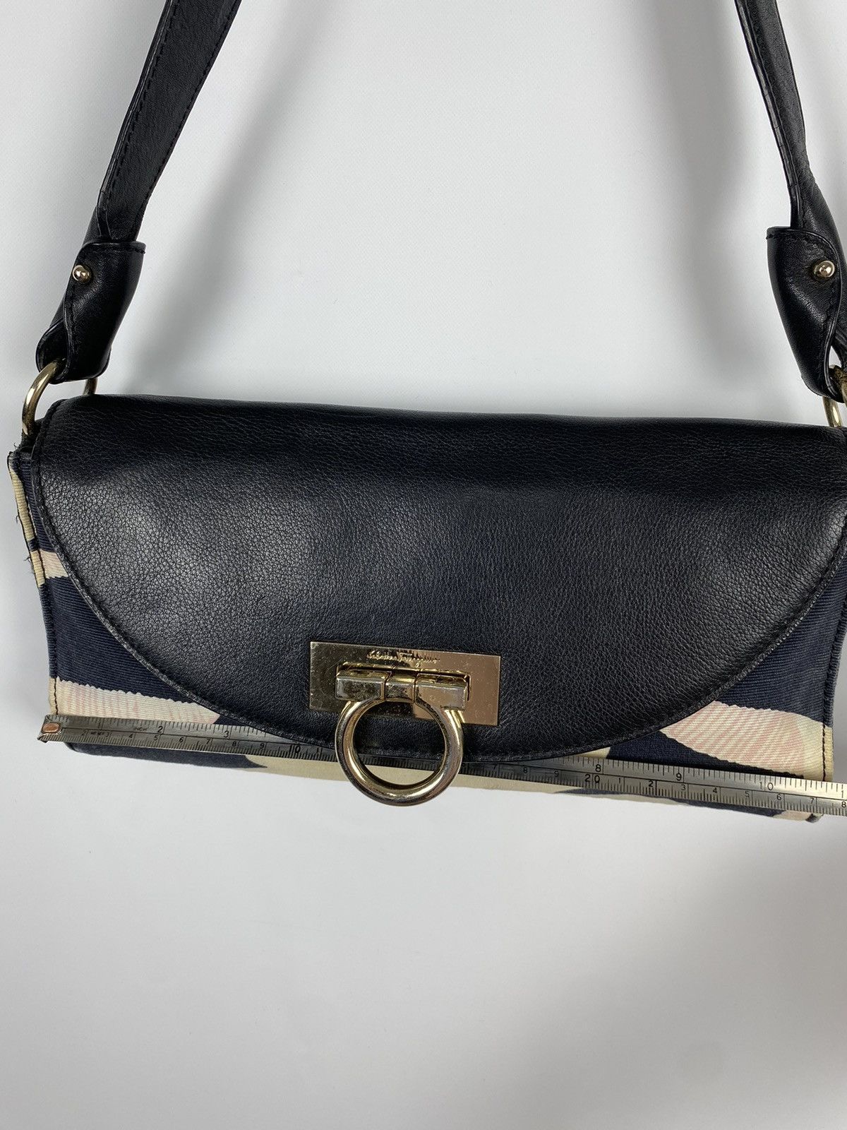 Salvatore Ferragamo Salvatore Ferragamo Gancini Shoulder Bag Canvas & Leather Size ONE SIZE - 11 Thumbnail