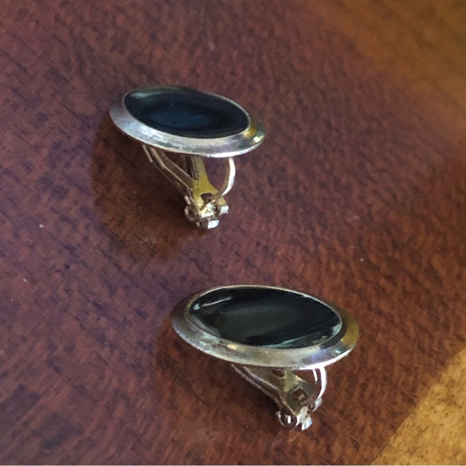 Vintage Vintage oval black enamel gold plated clip on earrings Size ONE SIZE - 2 Thumbnail