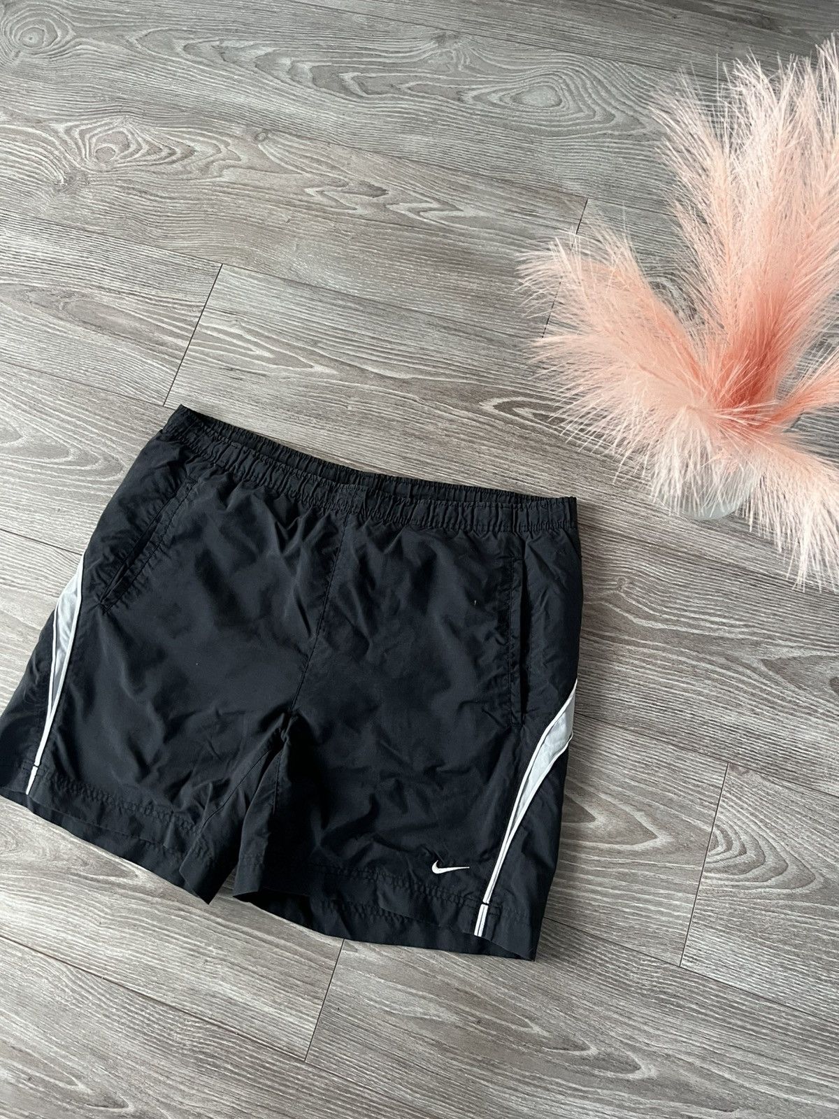 Nike × Vintage ‼️Vintage Nike Nylon Knited Swoosh Logo Shorts ‼️ Size US 36 / EU 52 - 6 Thumbnail