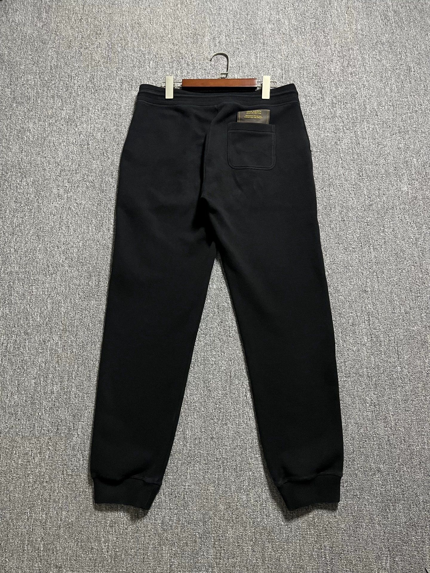 Louis Vuitton LV black men's sweatpants side LV metal logo M Size US 32 / EU 48 - 2 Thumbnail
