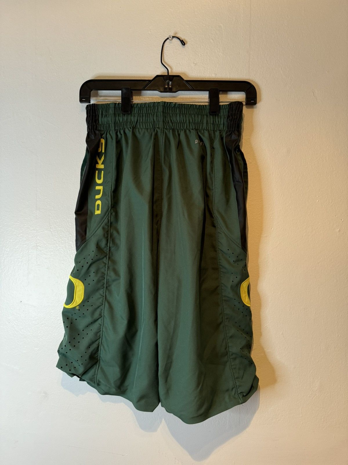 Nike Nike Dri-Fit Oregon Ducks Shorts Men’s Size Small Green Size US 35 - 4 Thumbnail