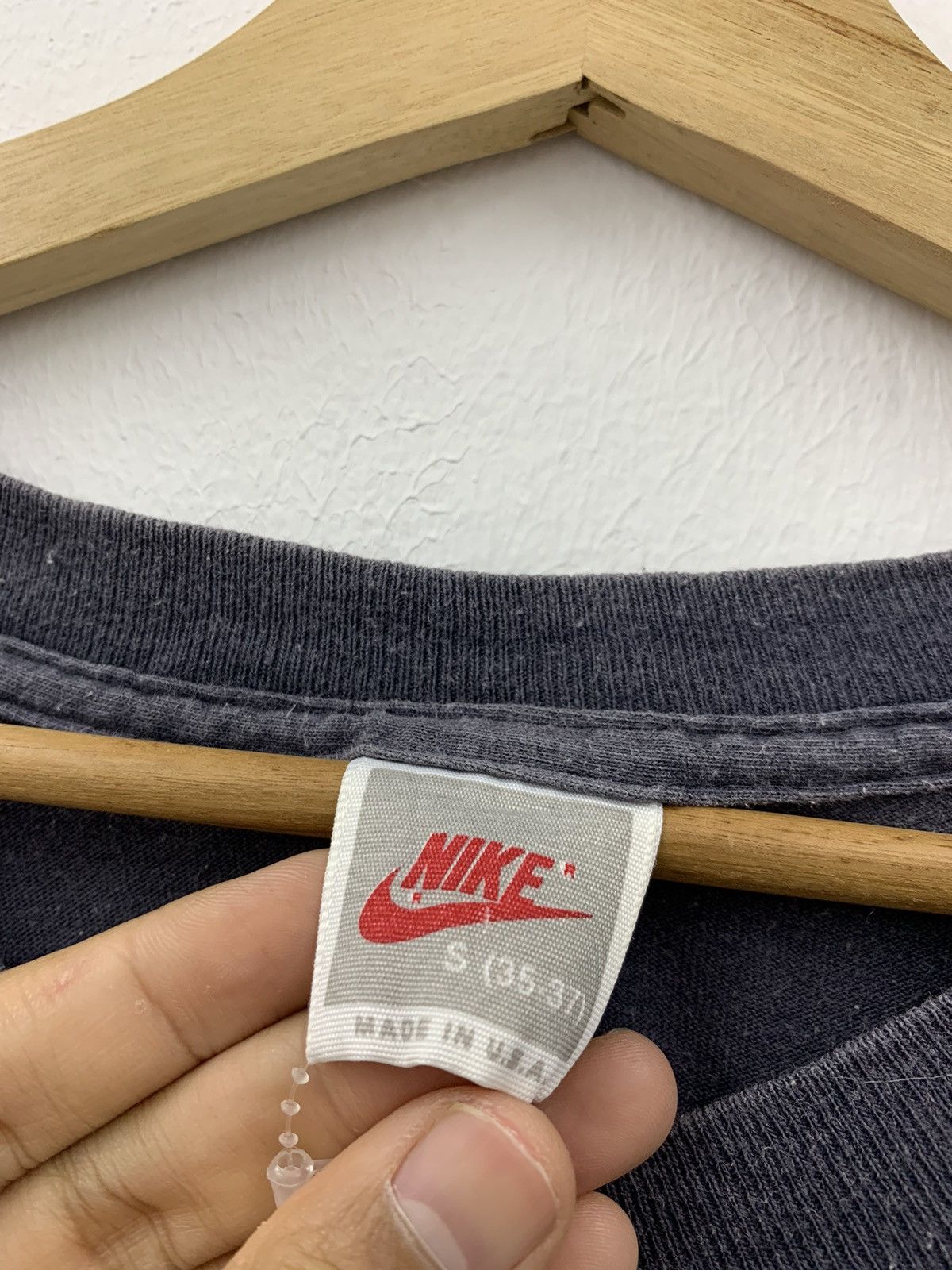 Nike Vtg 90s Thrashed Faded Nike Air Swoosh Single Stich Tshirt Size US M / EU 48-50 / 2 - 6 Thumbnail