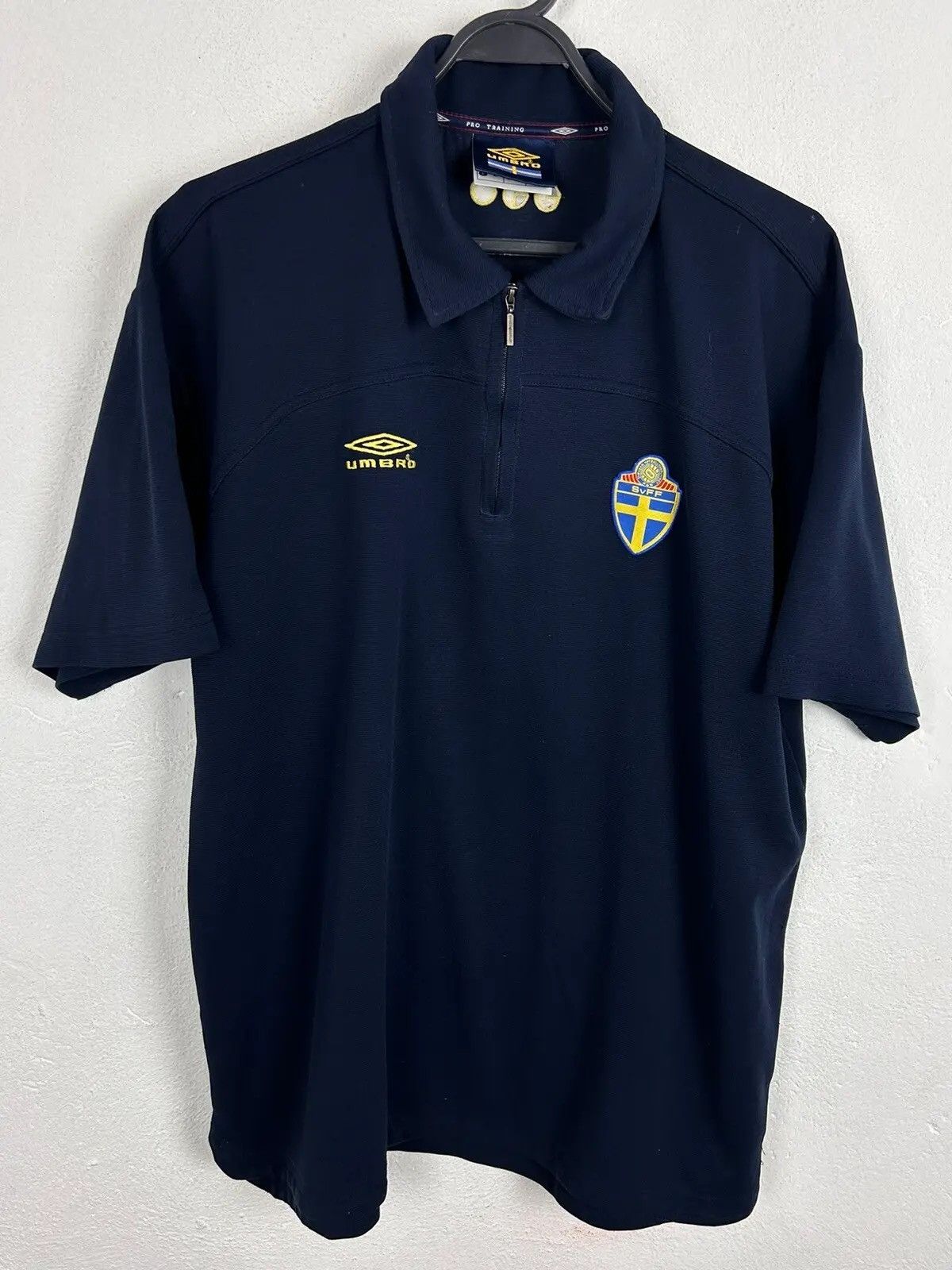 Vintage 00s Vintage Umbro Sweden SVFF Soccer Training Zip Polo Shirt Size US XL / EU 56 / 4 - 1 Thumbnail