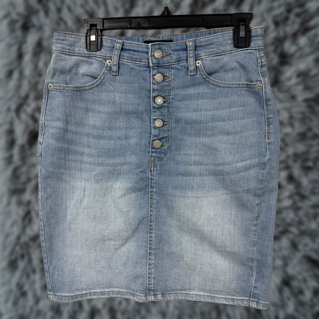 Banana Republic Banana Republic Denim Skirt 4 Button Front Pencil Light Wash Office Chic Classic Skirt Women 4 Blue Knee Length Pockets Stretch"} Size 27" / US 4 / IT 40 - 1 Thumbnail