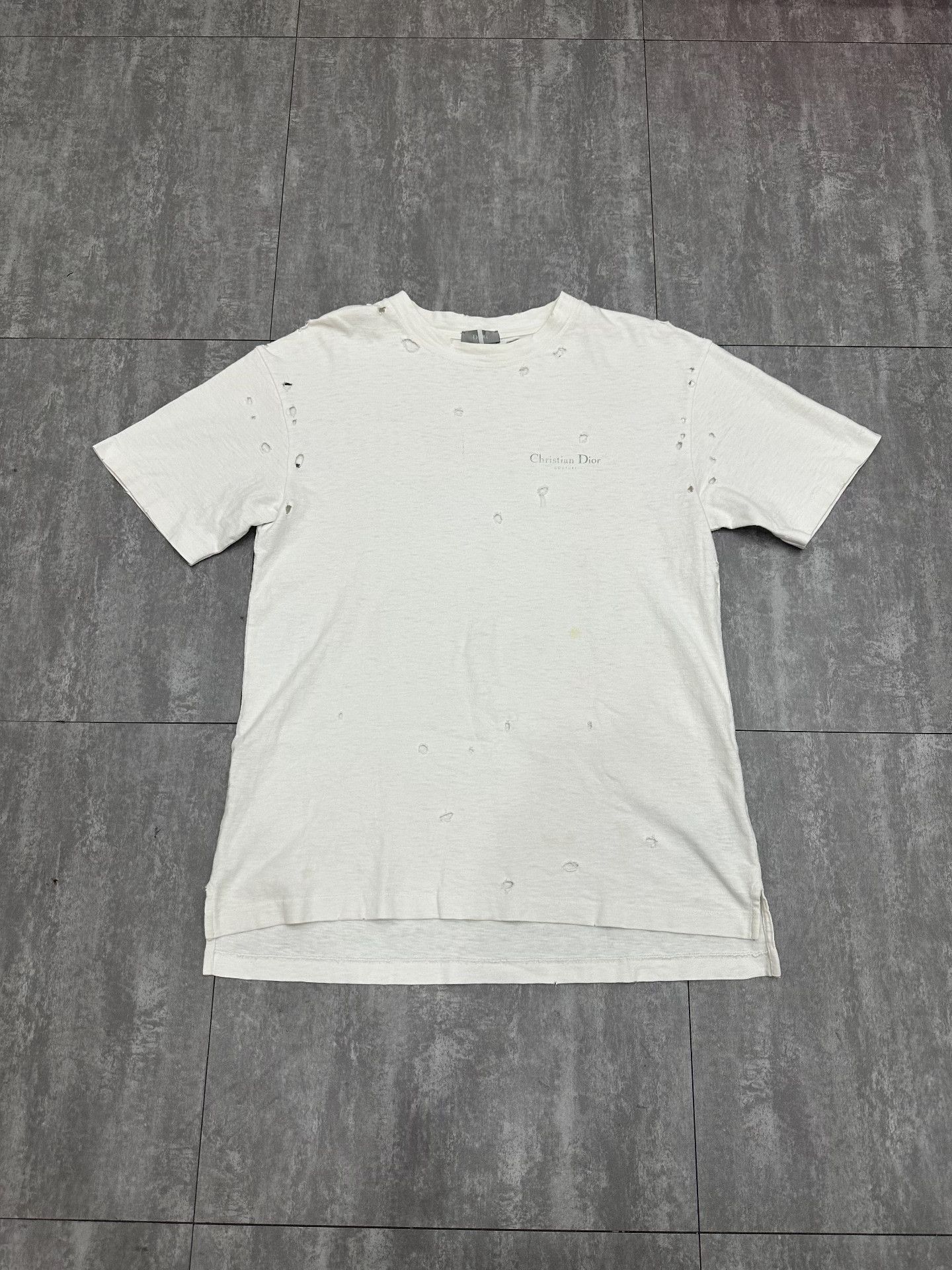 Dior Dior Distressed Cotton White T-Shirt s Men Size US S / EU 44-46 / 1 - 1 Thumbnail