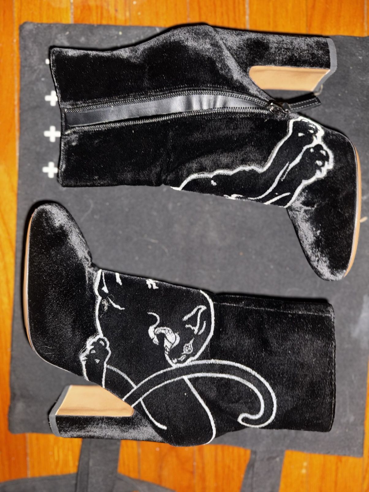 Valentino Valentino Garavani Velvet Panther Ankle Boots EU 38 Size US 8.5 / IT 38.5 - 3 Thumbnail
