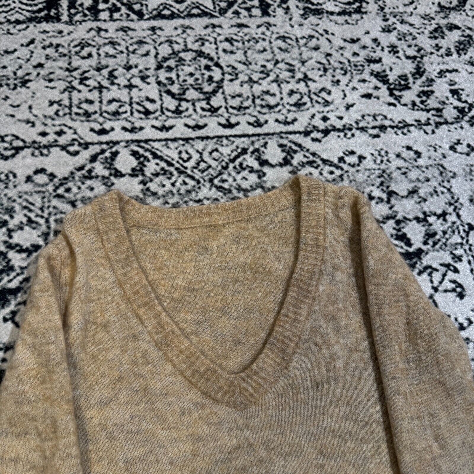 Vintage Vintage Women's Beige Wool V-Neck Sweater Size S 90s Size US S / EU 44-46 / 1 - 4 Thumbnail