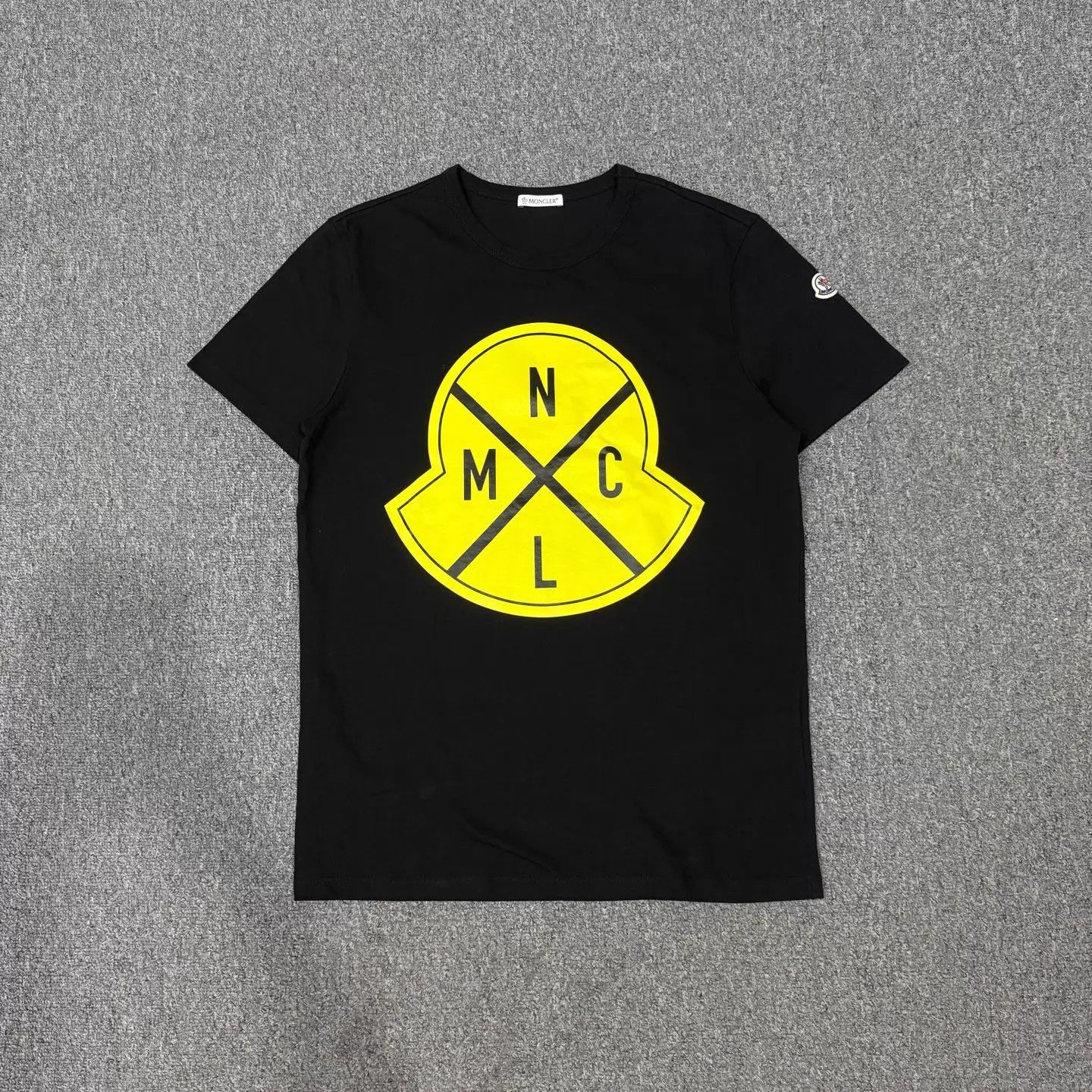 Moncler Moncler Black Bell Short Sleeve M Tee 99 New Size M / US 6-8 / IT 42-44 - 1 Thumbnail