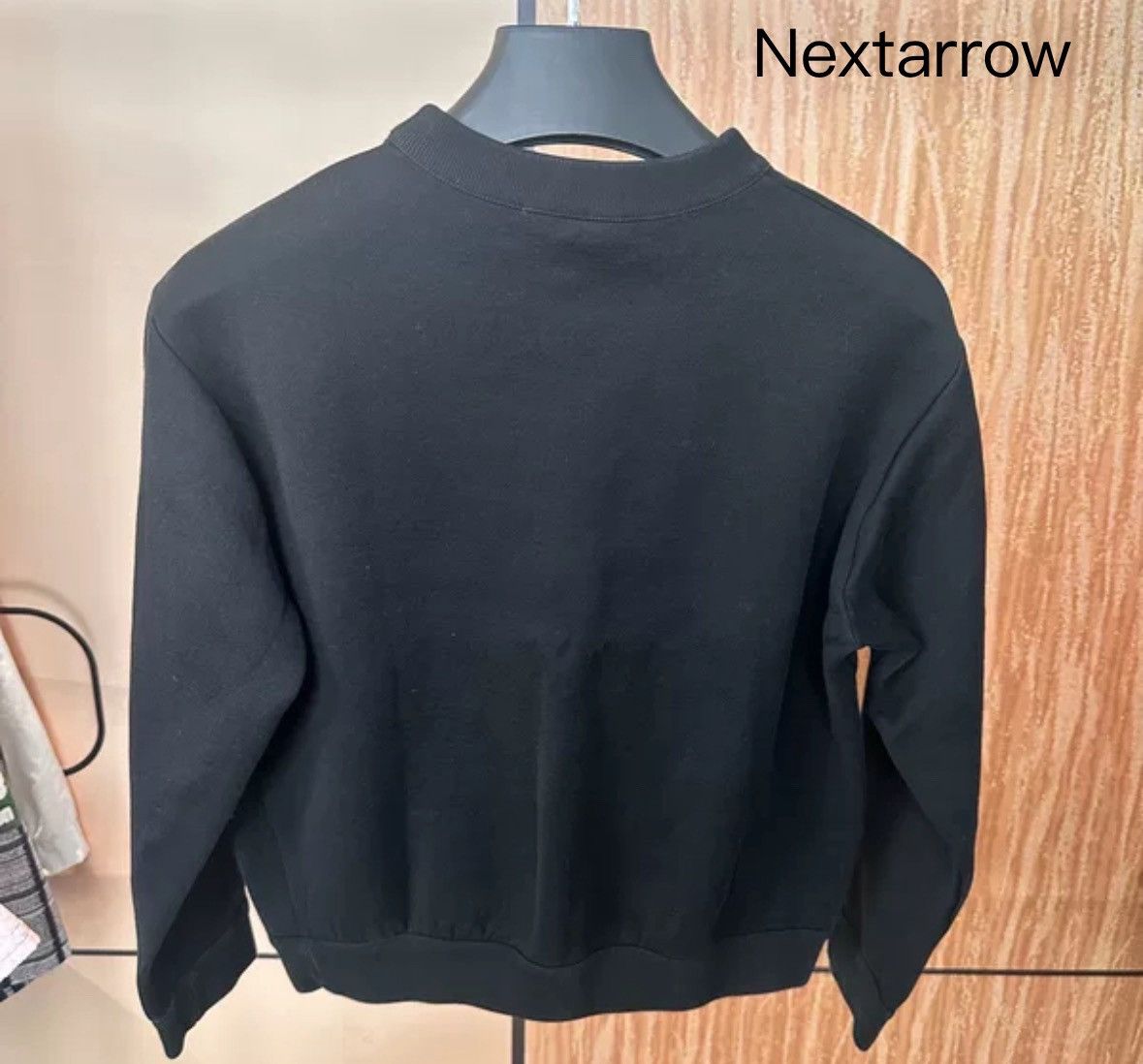 Louis Vuitton Louis Vuitton black and gold logo round neck sweatshirt Size US S / EU 44-46 / 1 - 2 Thumbnail