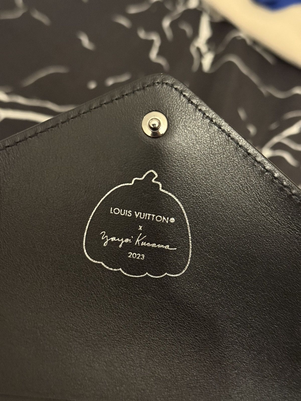 Louis Vuitton × Yayoi Kusama Kirigami Louis Vuitton Yayoi Kusama Dots Black Epi Size ONE SIZE - 2 Thumbnail