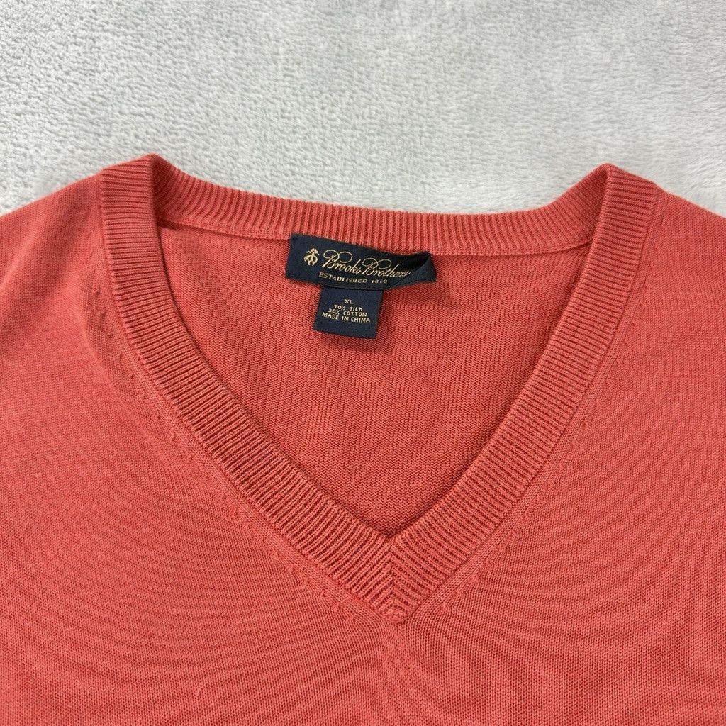 Brooks Brothers Brooks Brothers Men's Size XL V Neck 70% Silk 30% Cotton Size US XL / EU 56 / 4 - 7 Thumbnail