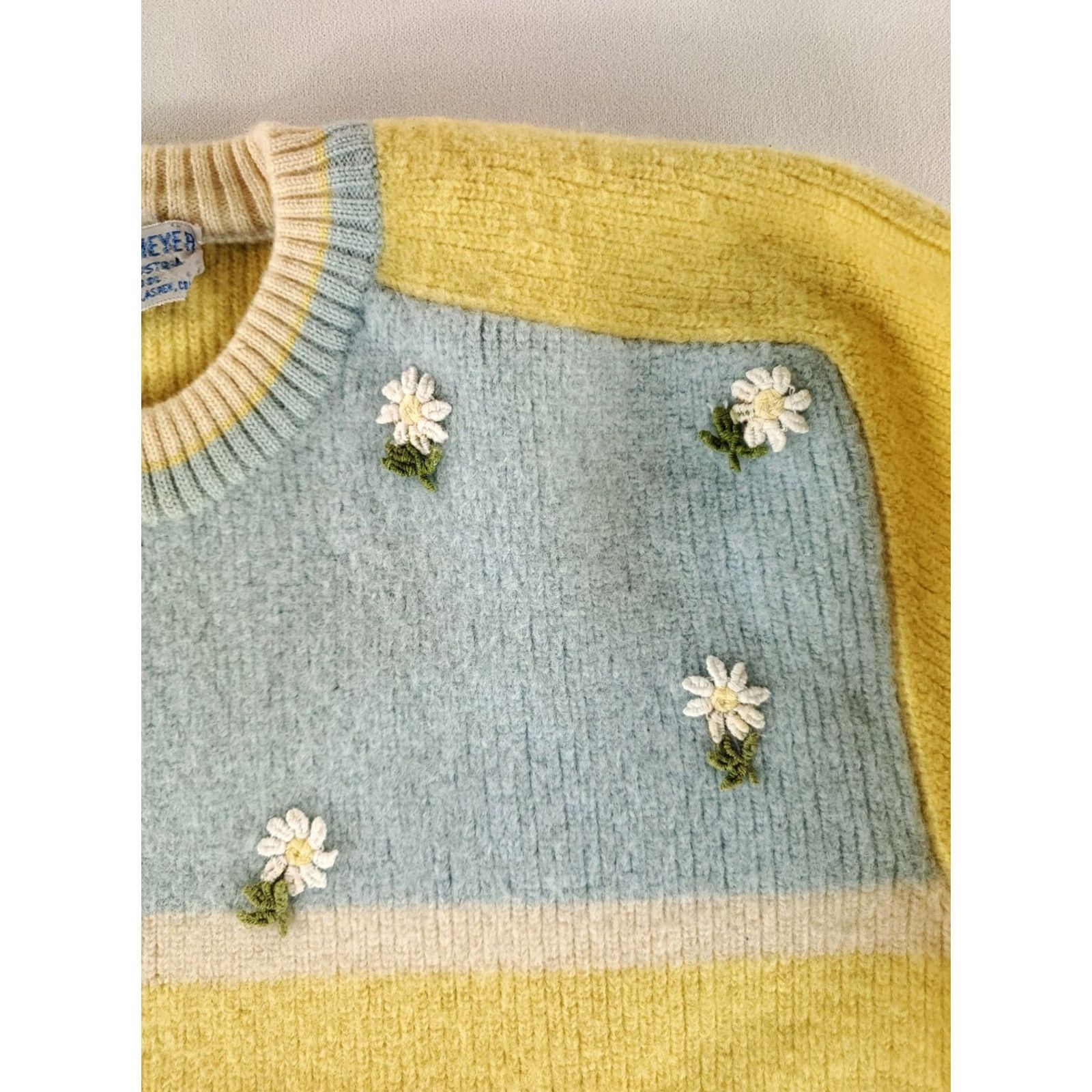 Obermeyer VINTAGE Obermeyer Sweater Womens S 100% Wool Yellow Daisy Applique Austria 60s Pullover Blues Size S / US 4 / IT 40 - 2 Thumbnail