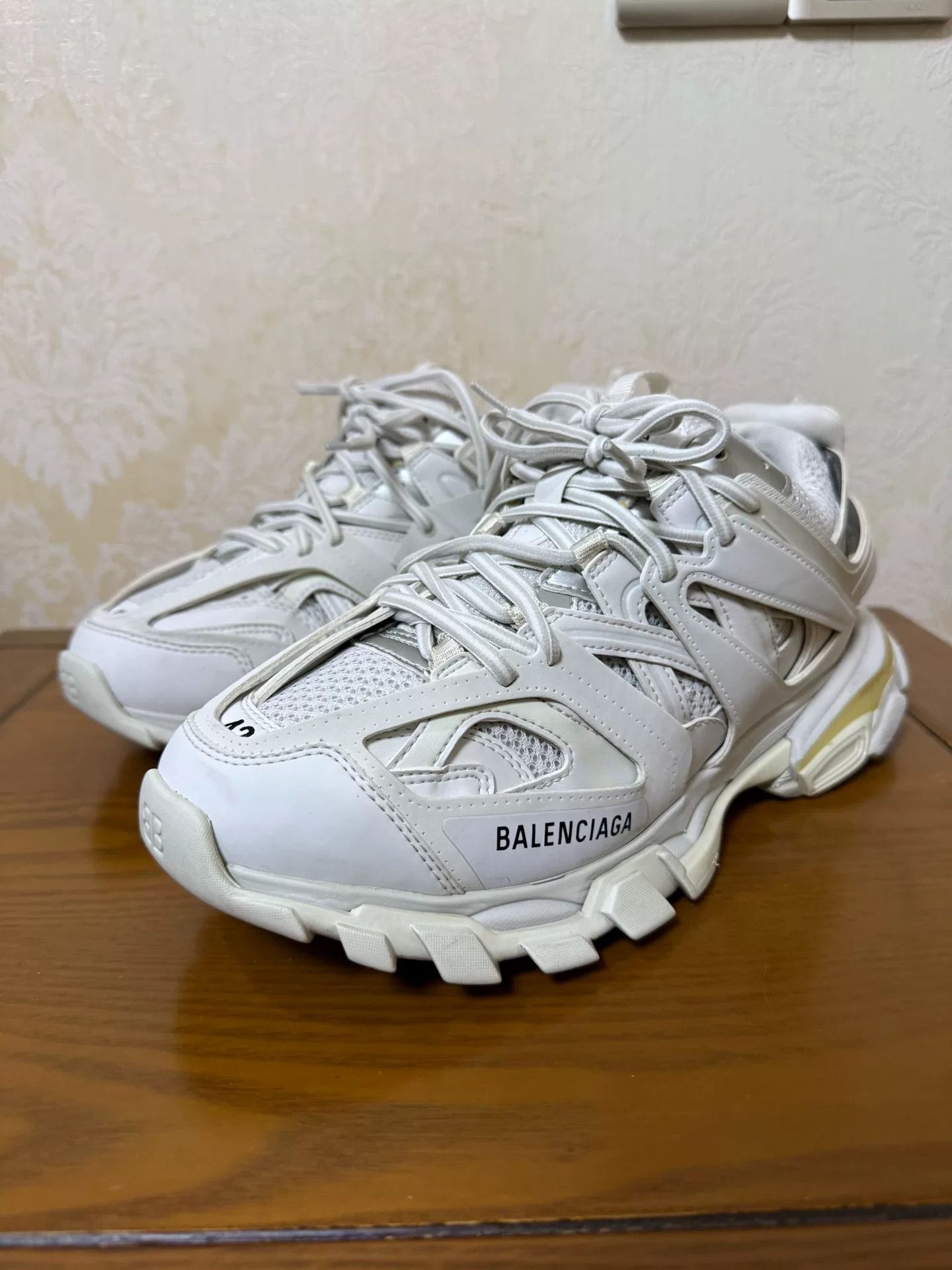 Balenciaga Balenciaga White Lowtop Sneakers 9 Men Size US 9 / EU 42 - 1 Thumbnail