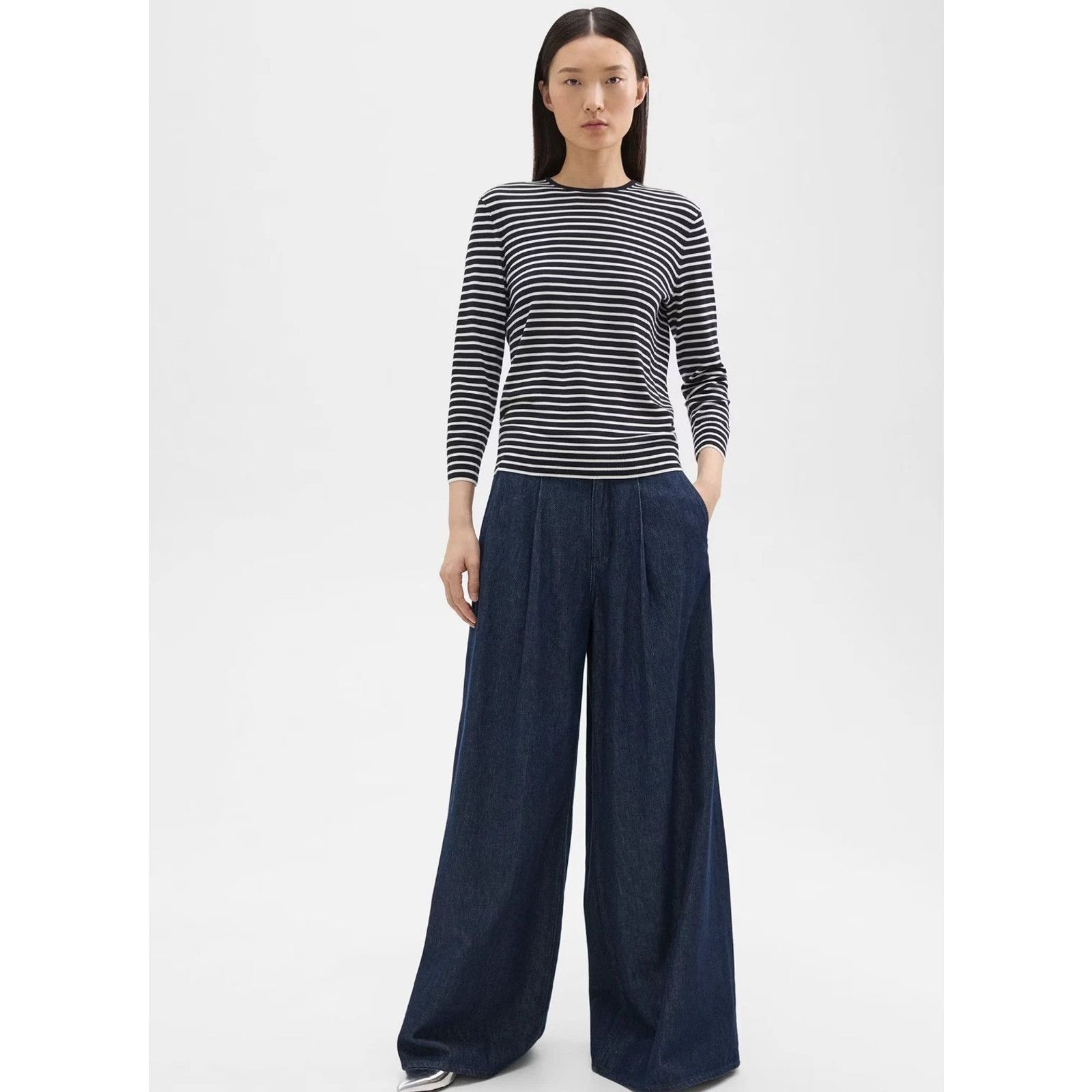 Theory THEORY Pleated Wide-Leg Pant in Denim Jeans Indigo Drape Size 24" / US 00 / IT 34 - 1 Thumbnail