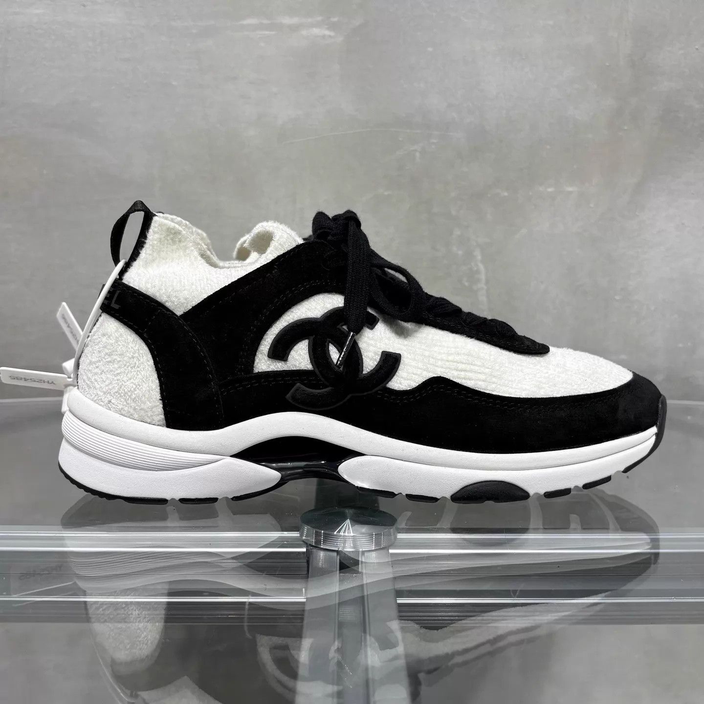 Chanel Chanel CC Black & White Casual Sneakers 38 Size US 7.5 / IT 37.5 - 4 Thumbnail