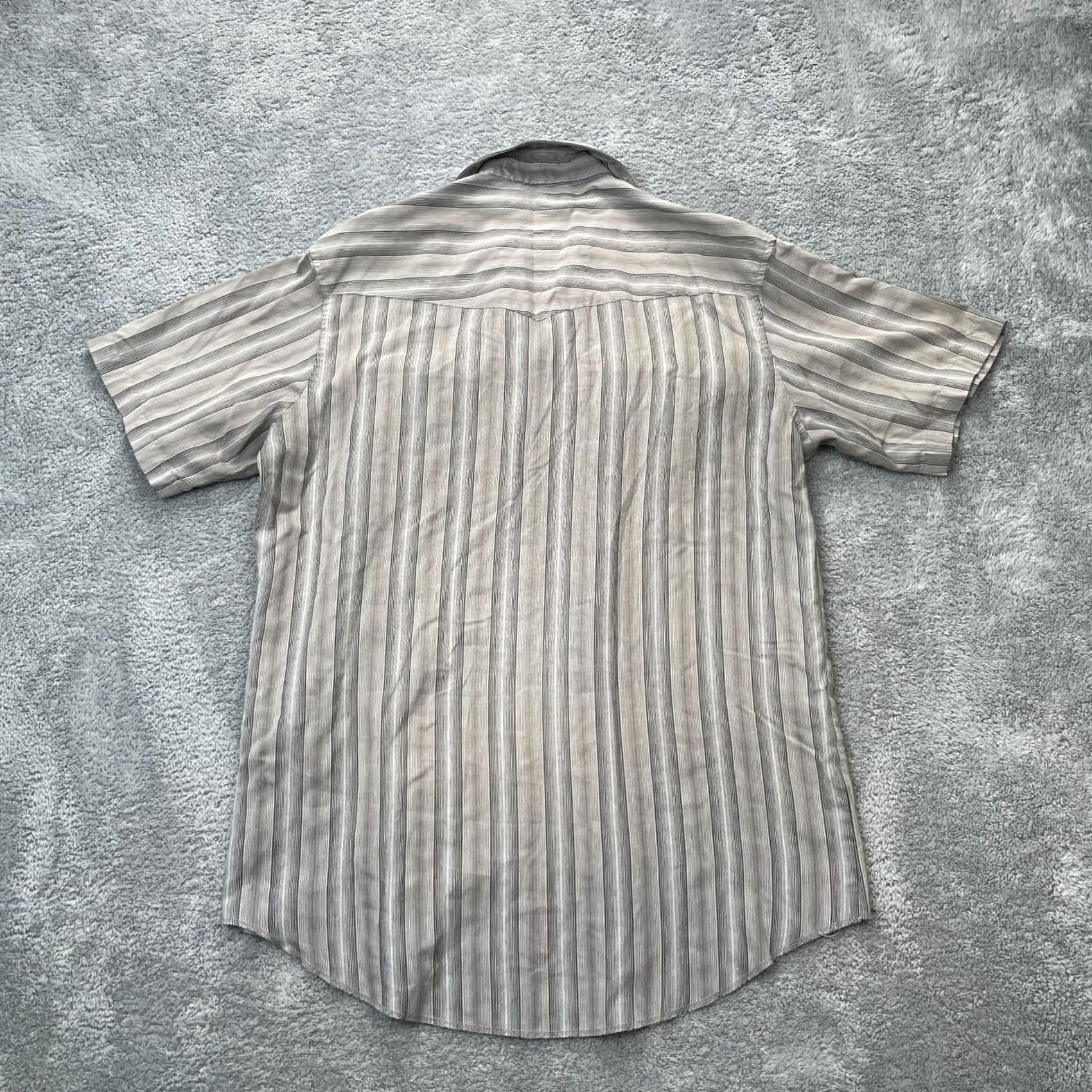 Wrangler VINTAGE Wrangler Shirt Mens L Gray Western Striped Ranchwear Pearl Snap Up Shirt Short Sleeve Collared Vintage Western Theme Mens Size US L / EU 52-54 / 3 - 2 Thumbnail
