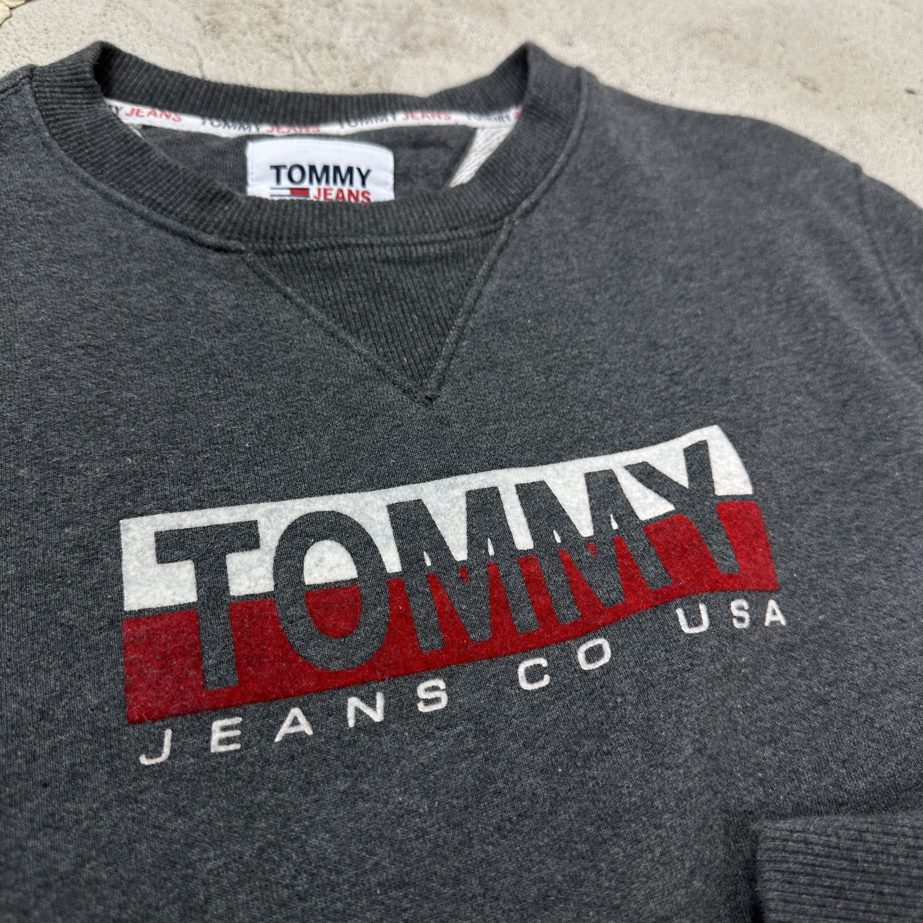 Tommy Hilfiger Vintage Streetwear Sporty Tommy Hilfiger Sweatshirt Y2K Size US S / EU 44-46 / 1 - 3 Thumbnail