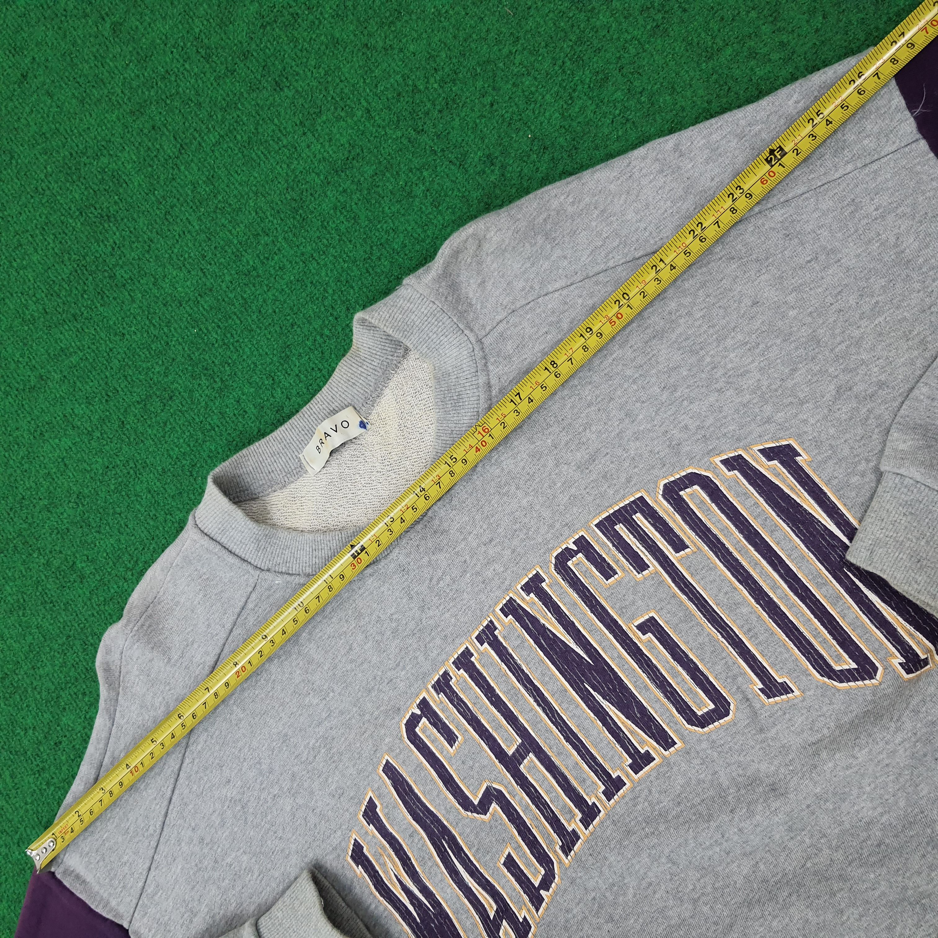 Vintage Vintage Washington Huskies Football Team Sweatshirt C262N4 Size US XL / EU 56 / 4 - 8 Thumbnail