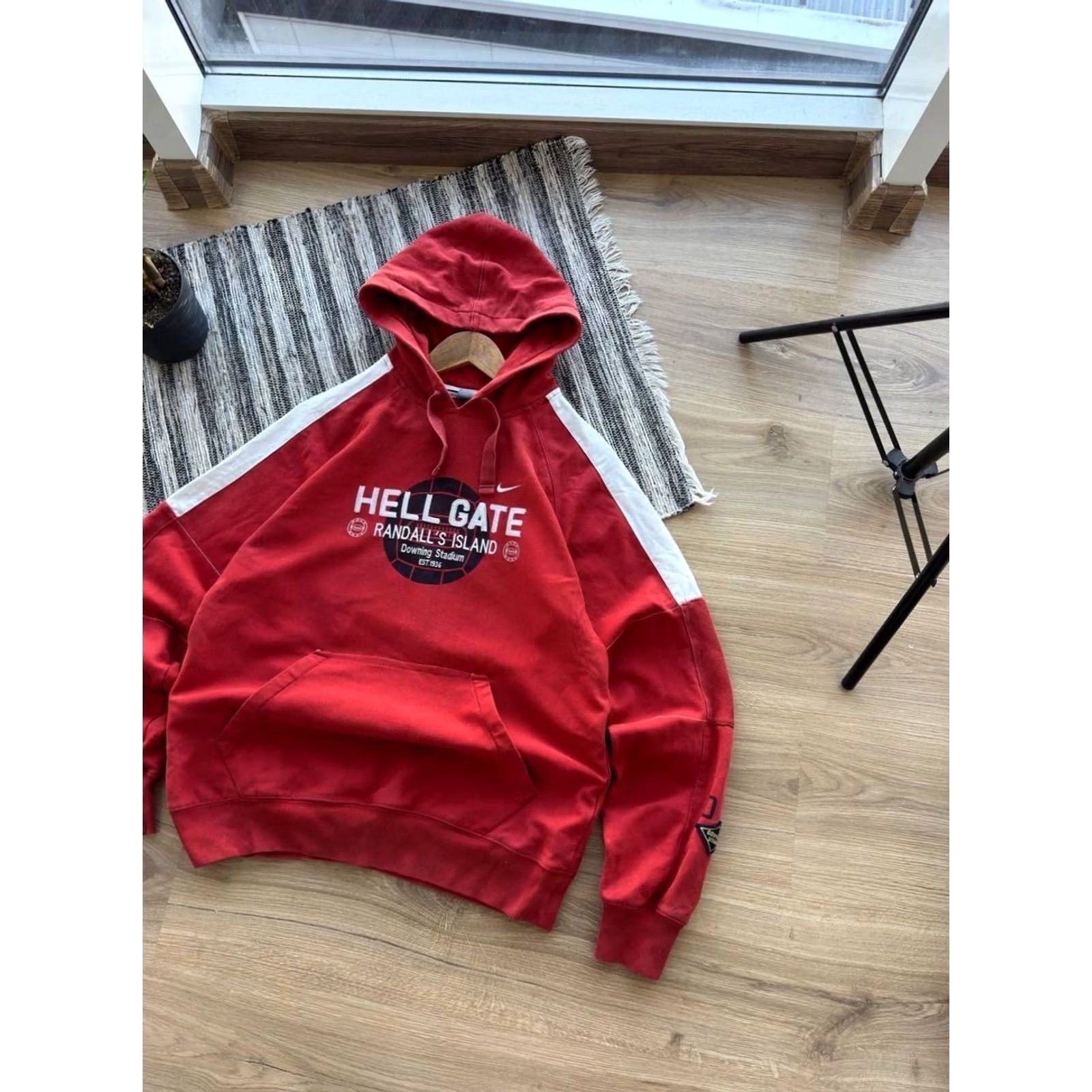 Nike VINTAGE Nike Hell Gate 2006 DOWNING STADIUM Hoodie Red S Mens Hoodie Red Nike Hell Gate 2006 Vintage Downing Stadium Hoodie Mens S Size US S / EU 44-46 / 1 - 3 Thumbnail